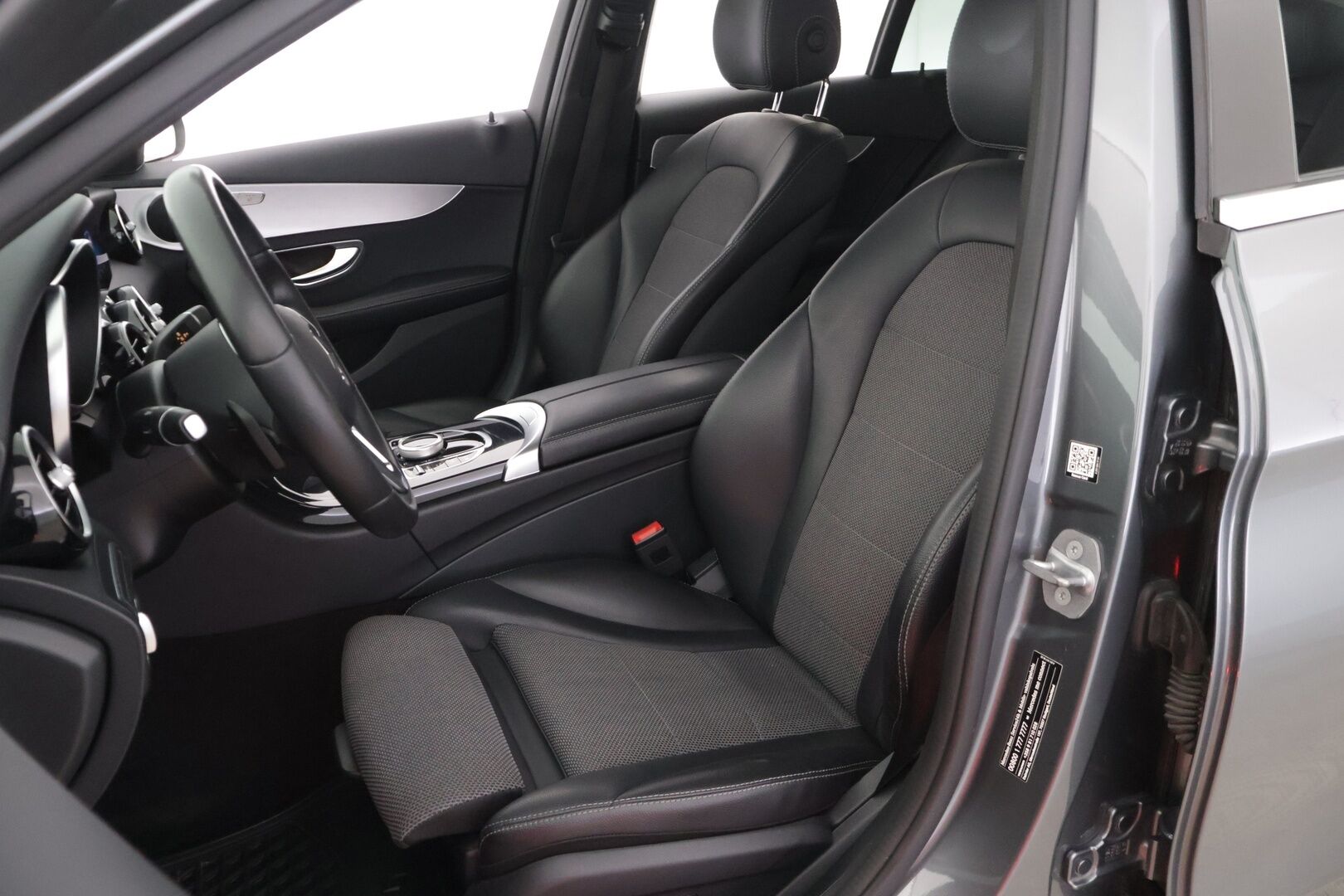 Mercedes-Benz C 2019 200 4Matic T A Business Avantgarde ** Lohko+sisäp / Facelift! / Multibeam LED / Vetokoukku / P.kamera / Sporttipenkit ** - Tästä tilava ja taloudellinen juuri merkkihuollettu C-sarjan Mercedes vetokoukulla, lohkolämmittimellä ja kahdella hyvällä rengassarjalla! 