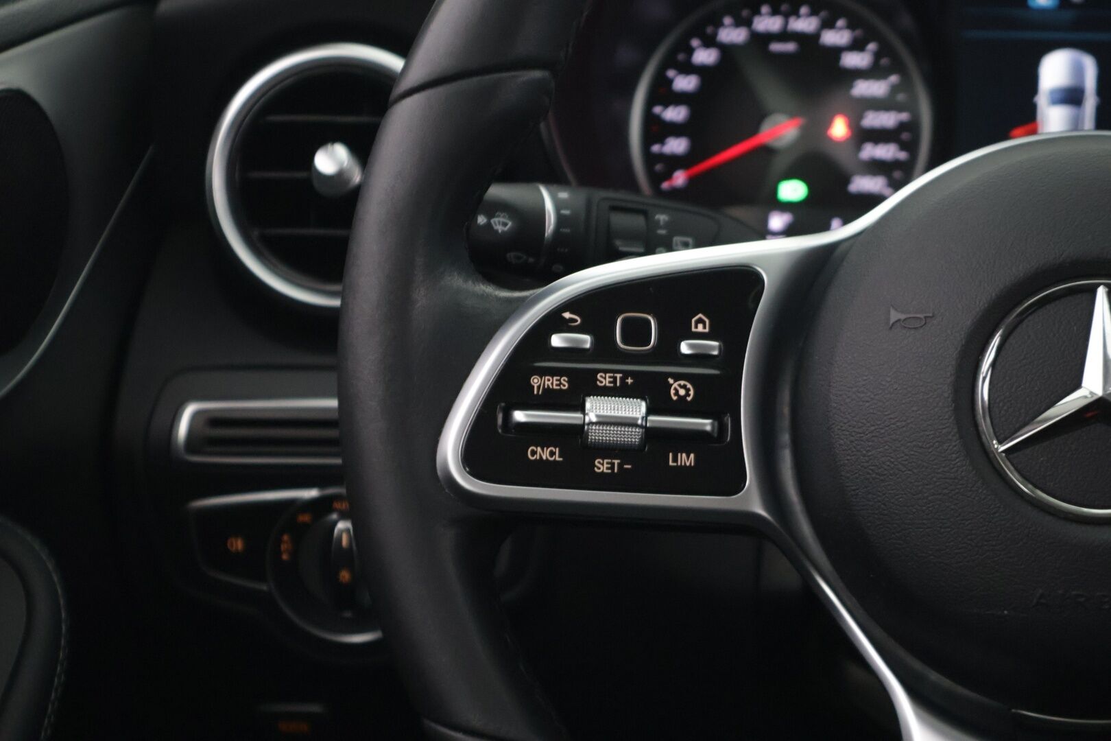 Mercedes-Benz C 2019 200 4Matic T A Business Avantgarde ** Lohko+sisäp / Facelift! / Multibeam LED / Vetokoukku / P.kamera / Sporttipenkit ** - Osta itsellesi tilava ja taloudellinen juuri merkkihuollettu C-sarjan Mercedes vetokoukulla, lohkolämmittimellä ja kahdella hyvällä rengassarjalla! 