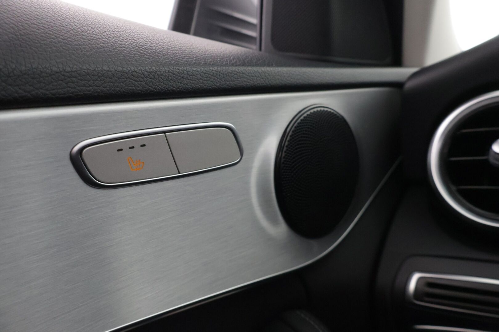 Mercedes-Benz C 2019 200 4Matic T A Business Avantgarde ** Lohko+sisäp / Facelift! / Multibeam LED / Vetokoukku / P.kamera / Sporttipenkit ** - Osta itsellesi tilava ja taloudellinen juuri merkkihuollettu C-sarjan Mercedes vetokoukulla, lohkolämmittimellä ja kahdella hyvällä rengassarjalla! 