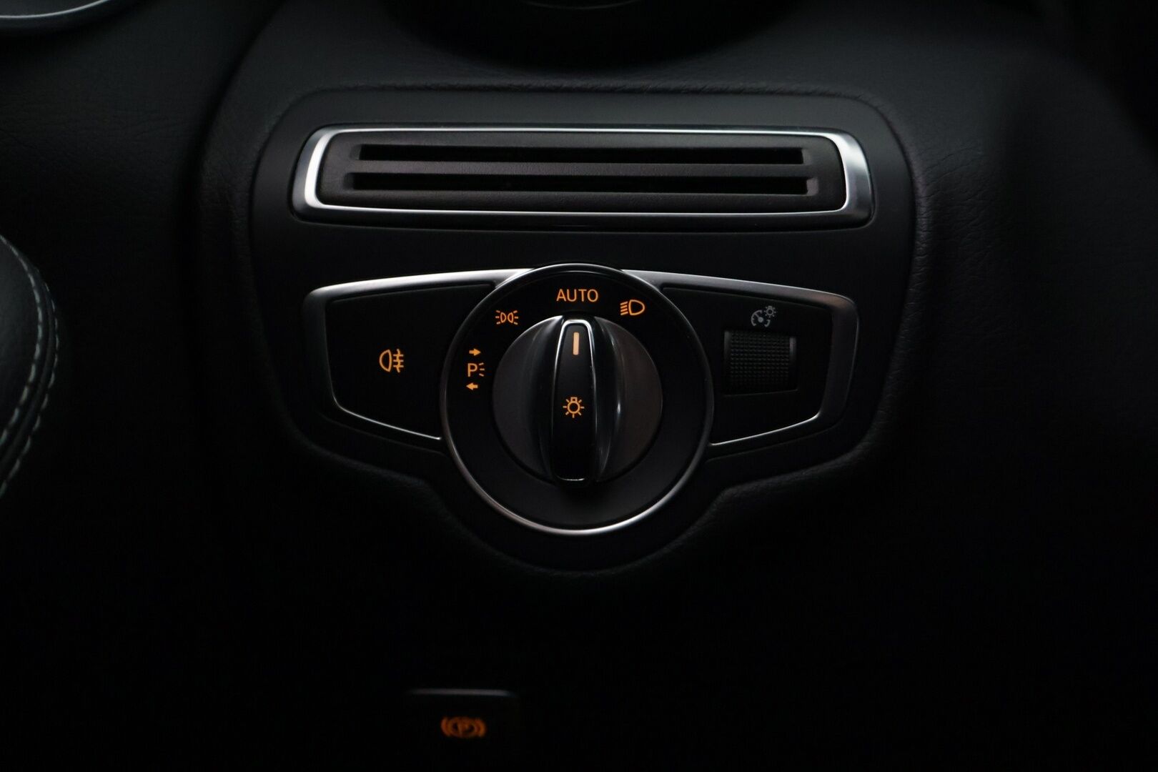 Mercedes-Benz C 2019 200 4Matic T A Business Avantgarde ** Lohko+sisäp / Facelift! / Multibeam LED / Vetokoukku / P.kamera / Sporttipenkit ** - Osta itsellesi tilava ja taloudellinen juuri merkkihuollettu C-sarjan Mercedes vetokoukulla, lohkolämmittimellä ja kahdella hyvällä rengassarjalla! 