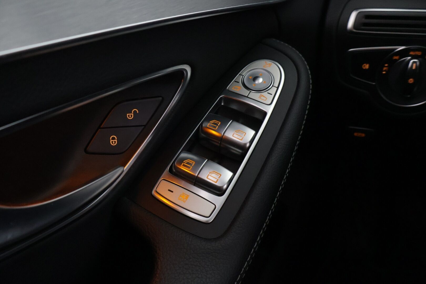 Mercedes-Benz C 2019 200 4Matic T A Business Avantgarde ** Lohko+sisäp / Facelift! / Multibeam LED / Vetokoukku / P.kamera / Sporttipenkit ** - Osta itsellesi tilava ja taloudellinen juuri merkkihuollettu C-sarjan Mercedes vetokoukulla, lohkolämmittimellä ja kahdella hyvällä rengassarjalla! 