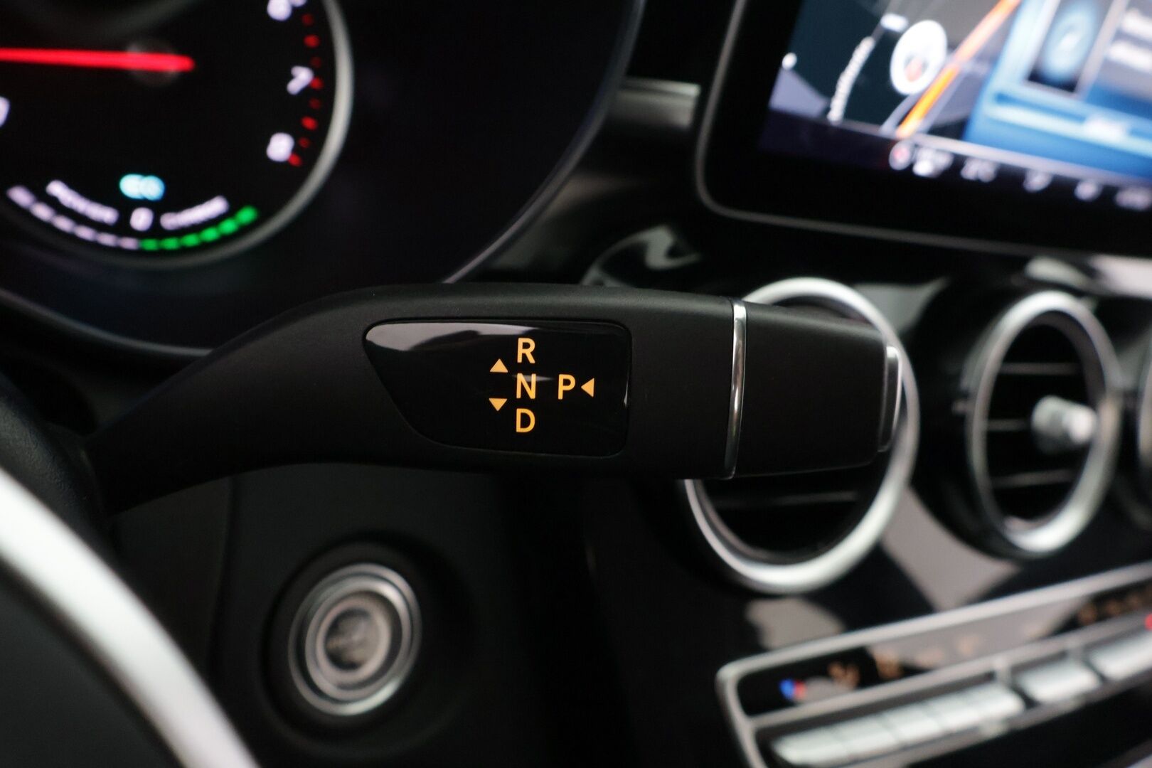 Mercedes-Benz C 2019 200 4Matic T A Business Avantgarde ** Lohko+sisäp / Facelift! / Multibeam LED / Vetokoukku / P.kamera / Sporttipenkit ** - Osta itsellesi tilava ja taloudellinen juuri merkkihuollettu C-sarjan Mercedes vetokoukulla, lohkolämmittimellä ja kahdella hyvällä rengassarjalla! 