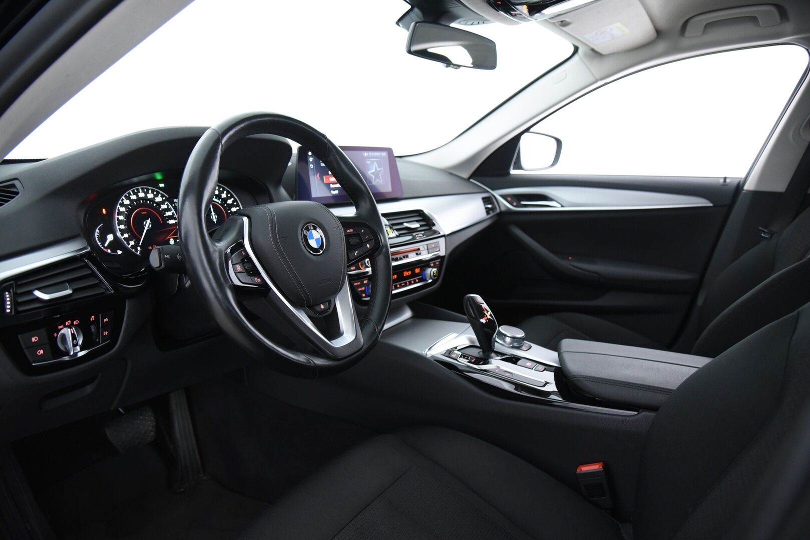 BMW 530 2019 G30 Sedan 530e A Charged Edition * 2.Om Suomiauto / P-Kamera / Prof.Navi / Ratinlämm. / Digimittari / Huippusiisti! * - Huollettu 10/25! / 2x Renkaat vanteineen!