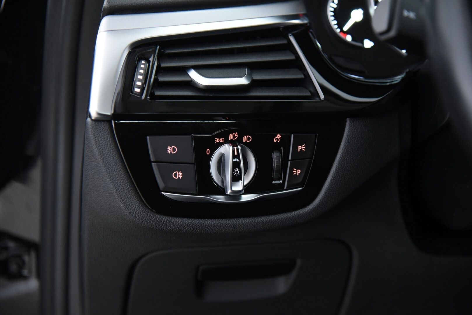 BMW 530 2019 G30 Sedan 530e A Charged Edition * 2.Om Suomiauto / P-Kamera / Prof.Navi / Ratinlämm. / Digimittari / Huippusiisti! * - Huollettu 10/25! / 2x Renkaat vanteineen!