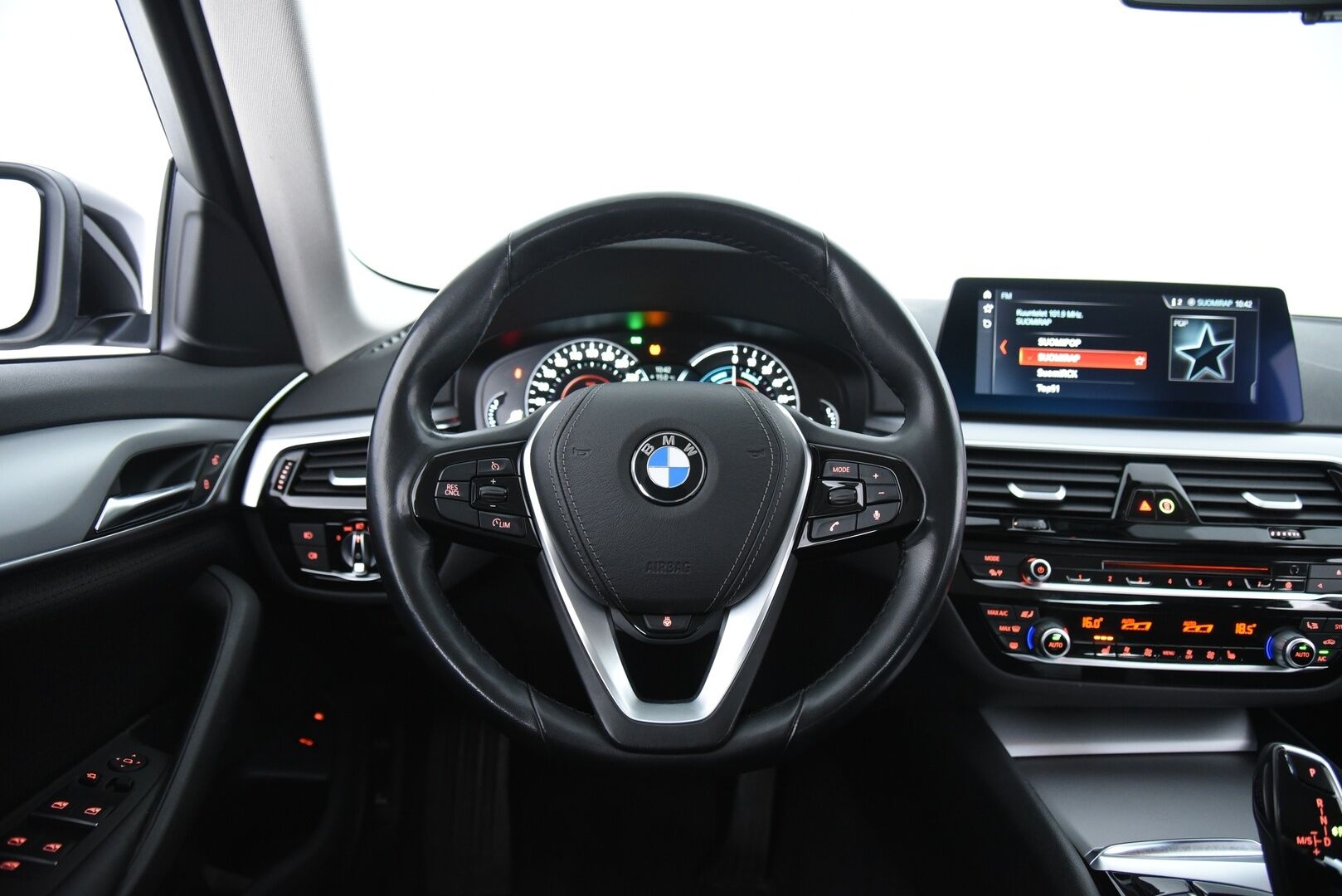 BMW 530 2019 G30 Sedan 530e A Charged Edition * 2.Om Suomiauto / P-Kamera / Prof.Navi / Ratinlämm. / Digimittari / Huippusiisti! * - Huollettu 10/25! / 2x Renkaat vanteineen!