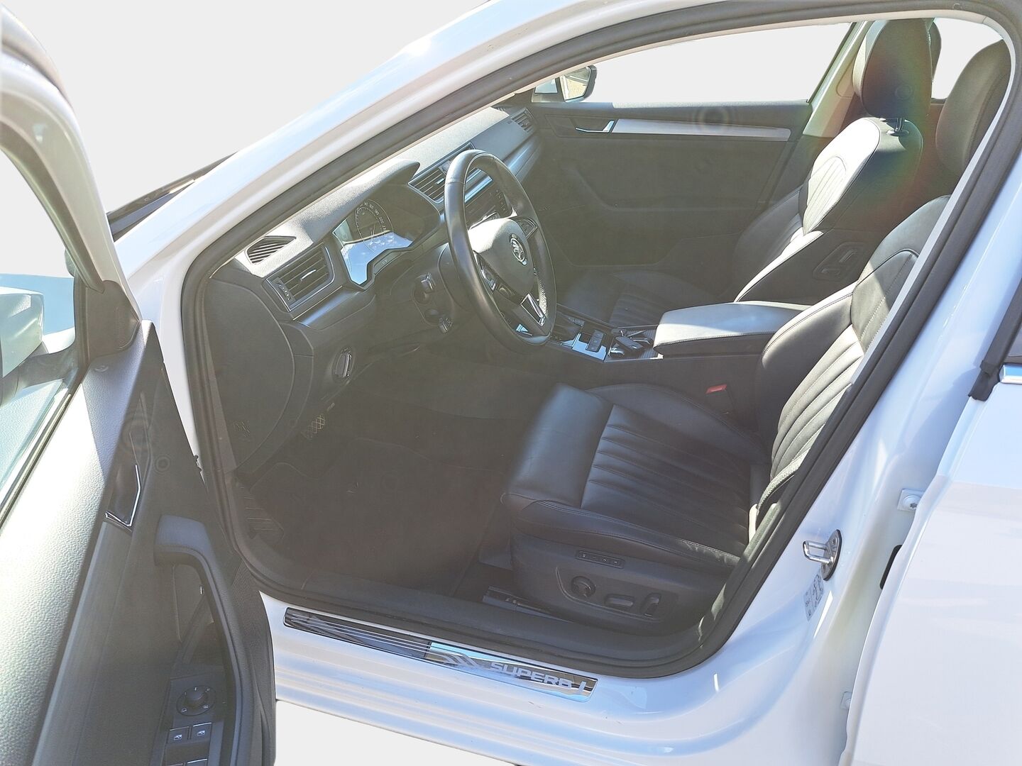 Skoda Superb 2019 Combi 2,0 TSI 4x4 Style BusinessLine DSG Autom. - Webasto / Adapt.Vakkari / Canton Premium Sound / Nahkasisusta / Muistipenkki / Vetokoukku / Peruutuskamera / Lämmitettävä Tuulilasi / Supervarusteet!