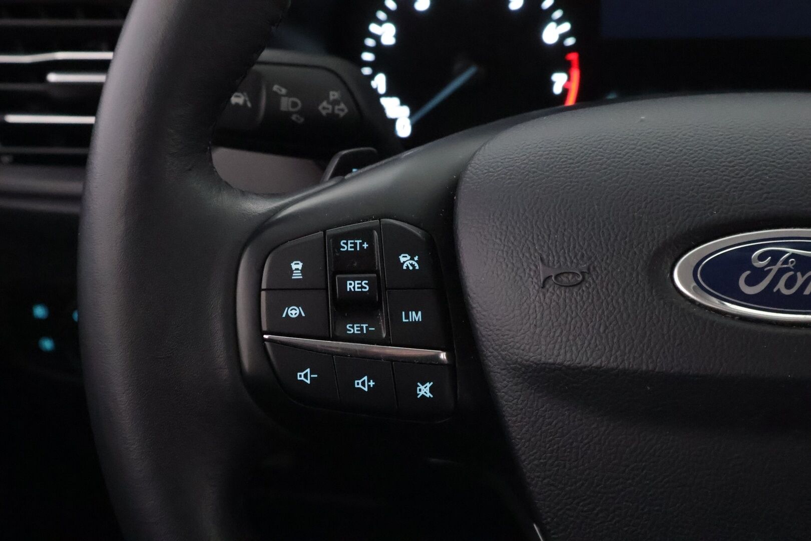 Ford Focus 2019 1,0 EcoBoost 125hv A8 Titanium Wagon * Webasto / Bang&Olufsen / Adapt.Vakkari / Navi / Adapt.LED / Kaistavahti - Suomiauto / 2x Renkaat aluvantein / Jakopää Ketjulla / Supervarusteet!