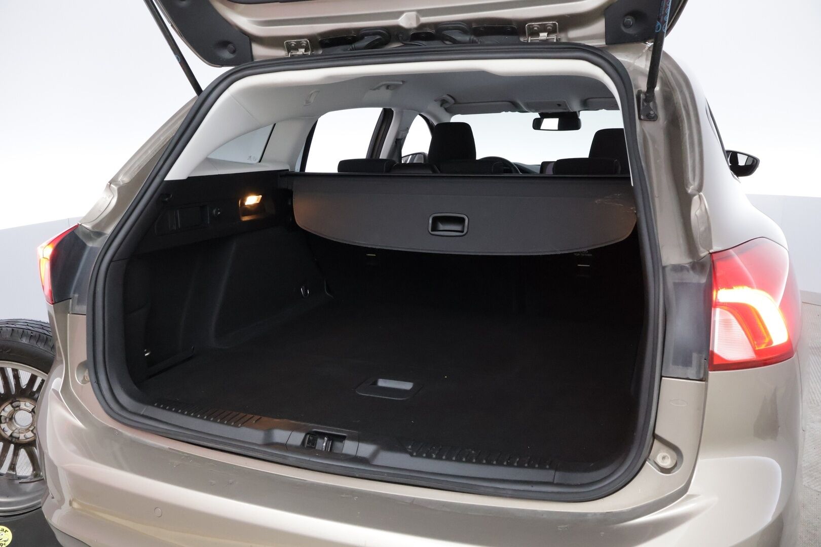 Ford Focus 2019 1,0 EcoBoost 125hv A8 Titanium Wagon * Webasto / Bang&Olufsen / Adapt.Vakkari / Navi / Adapt.LED / Kaistavahti - Suomiauto / 2x Renkaat aluvantein / Jakopää Ketjulla / Supervarusteet!