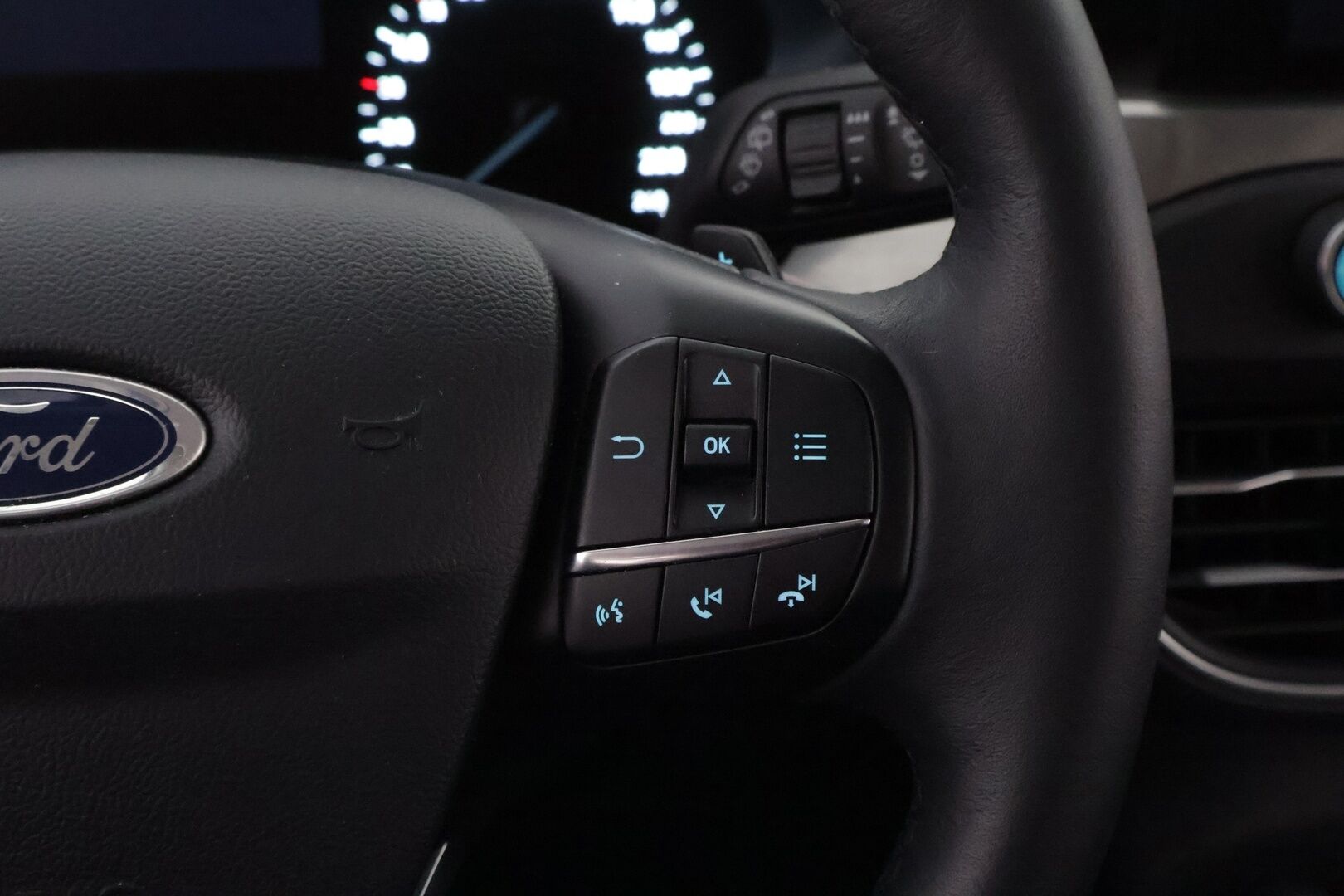 Ford Focus 2019 1,0 EcoBoost 125hv A8 Titanium Wagon * Webasto / Bang&Olufsen / Adapt.Vakkari / Navi / Adapt.LED / Kaistavahti - Suomiauto / 2x Renkaat aluvantein / Jakopää Ketjulla / Supervarusteet!