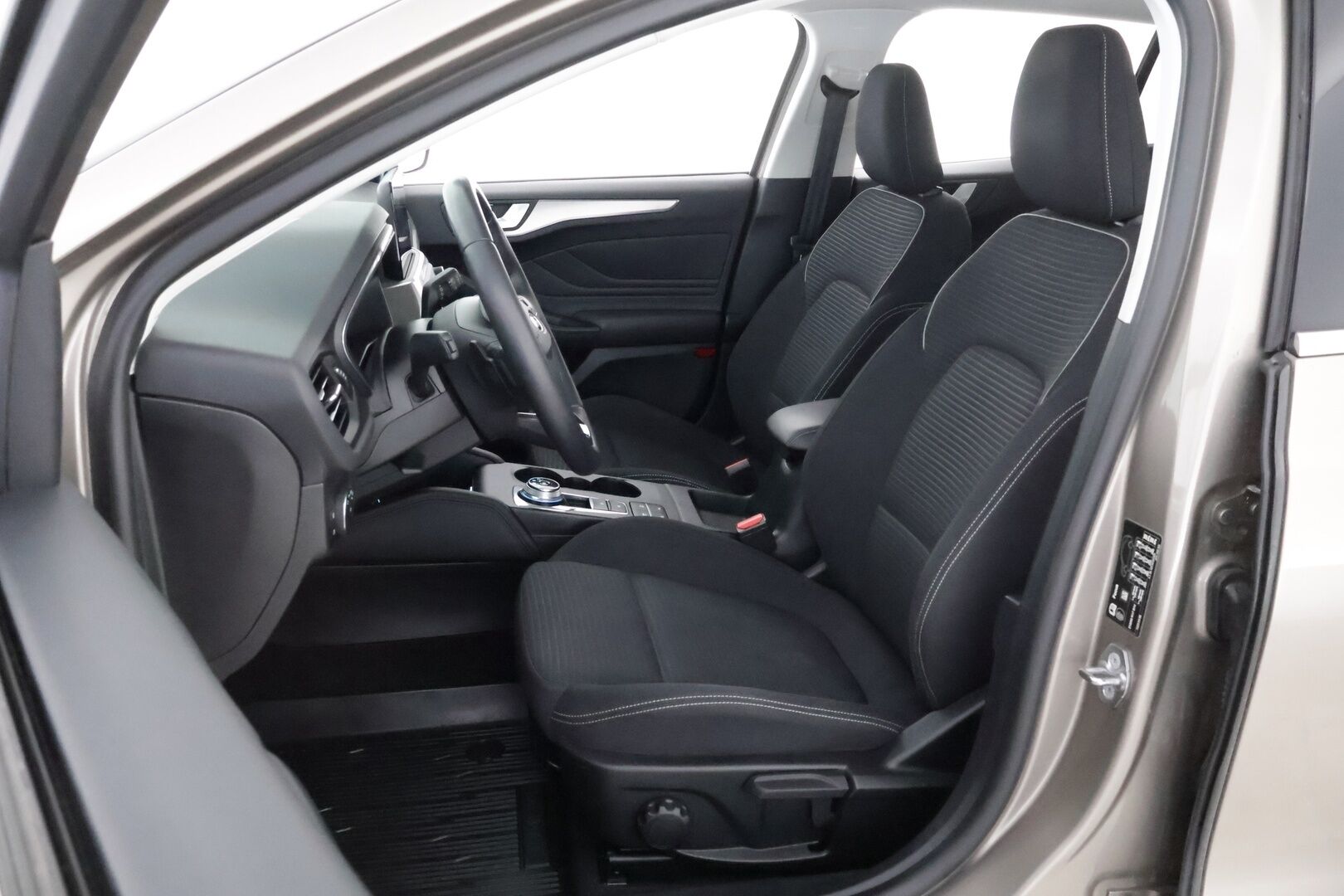 Ford Focus 2019 1,0 EcoBoost 125hv A8 Titanium Wagon * Webasto / Bang&Olufsen / Adapt.Vakkari / Navi / Adapt.LED / Kaistavahti - Suomiauto / 2x Renkaat aluvantein / Jakopää Ketjulla / Supervarusteet!