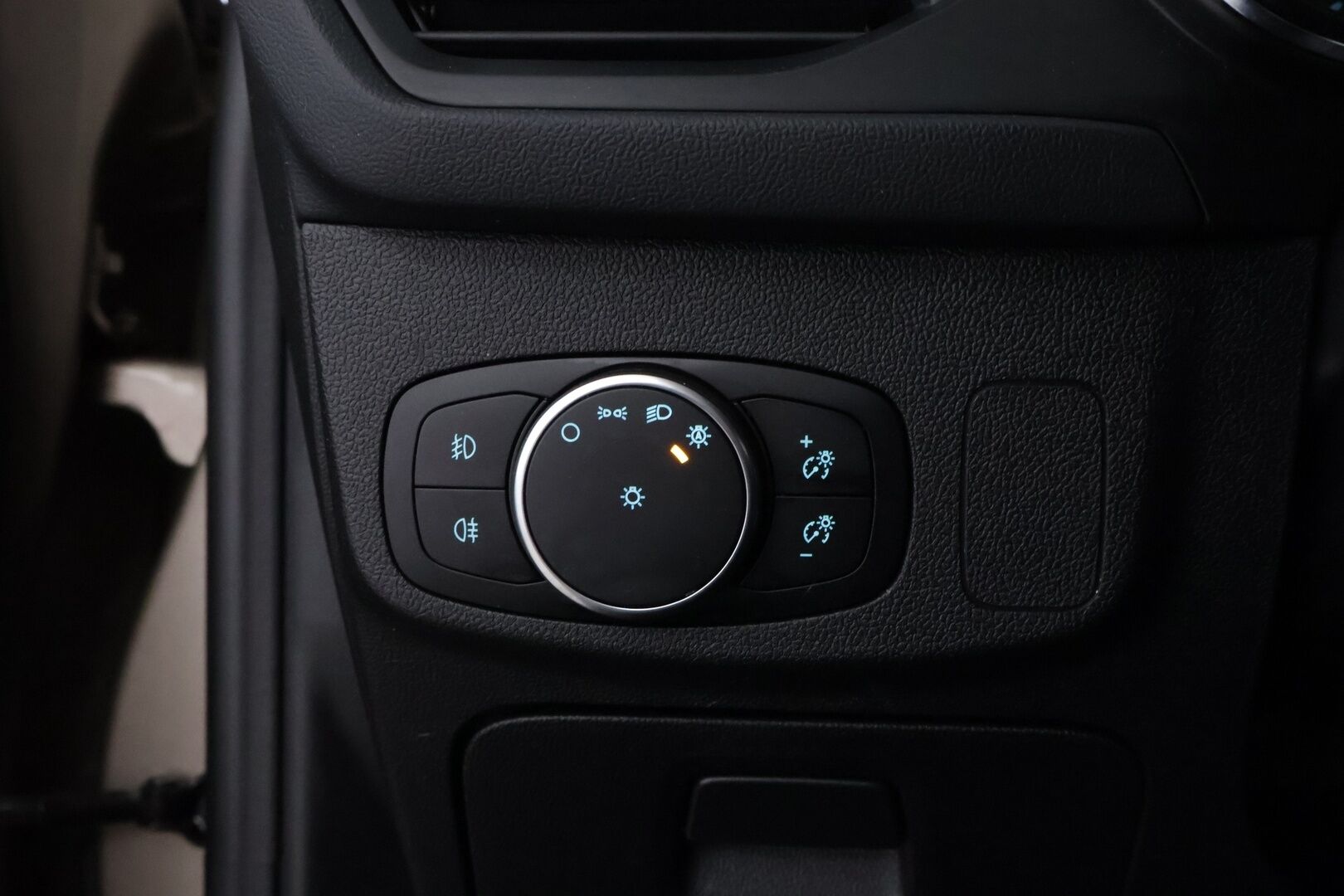 Ford Focus 2019 1,0 EcoBoost 125hv A8 Titanium Wagon * Webasto / Bang&Olufsen / Adapt.Vakkari / Navi / Adapt.LED / Kaistavahti - Suomiauto / 2x Renkaat aluvantein / Jakopää Ketjulla / Supervarusteet!