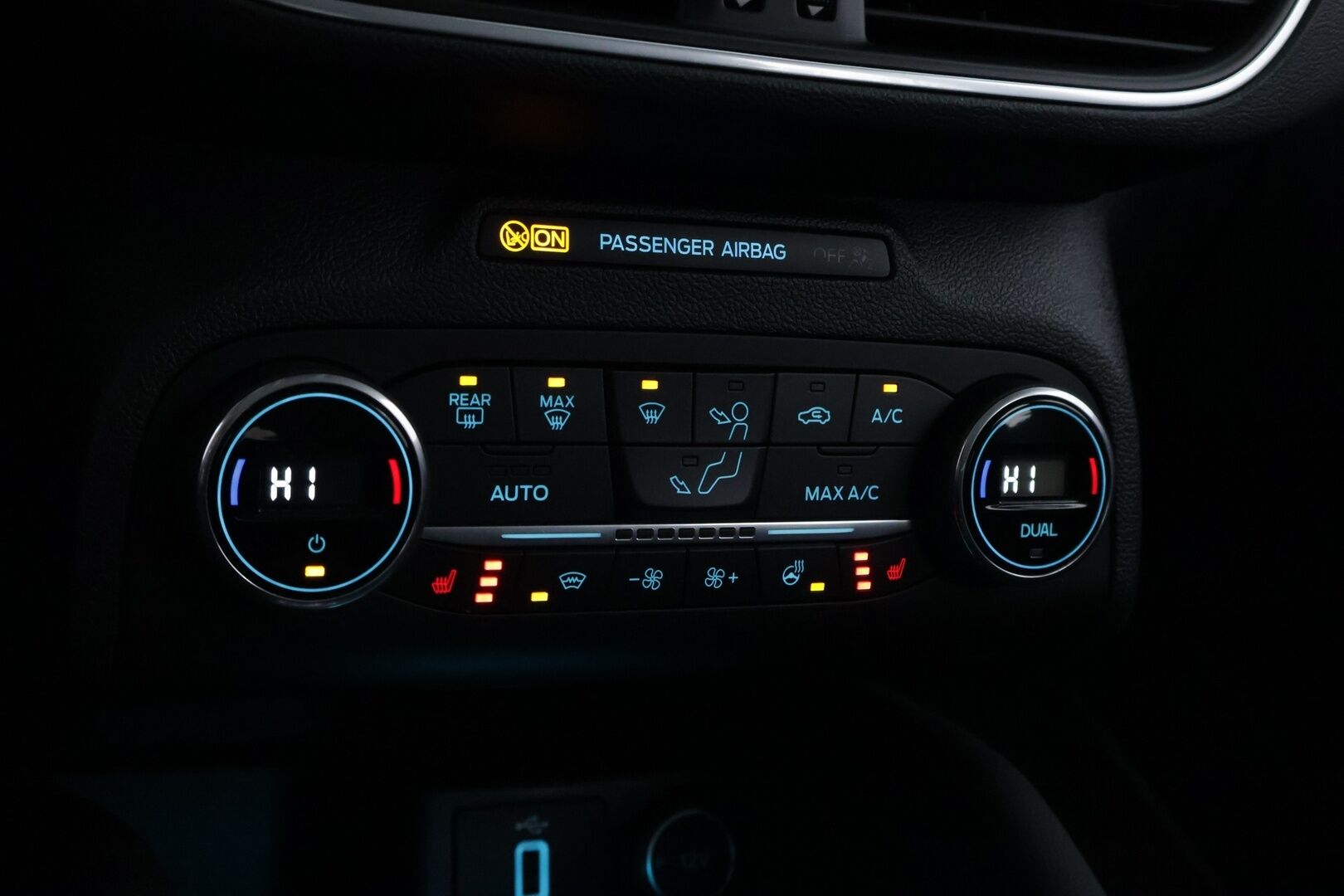 Ford Focus 2019 1,0 EcoBoost 125hv A8 Titanium Wagon * Webasto / Bang&Olufsen / Adapt.Vakkari / Navi / Adapt.LED / Kaistavahti - Suomiauto / 2x Renkaat aluvantein / Jakopää Ketjulla / Supervarusteet!