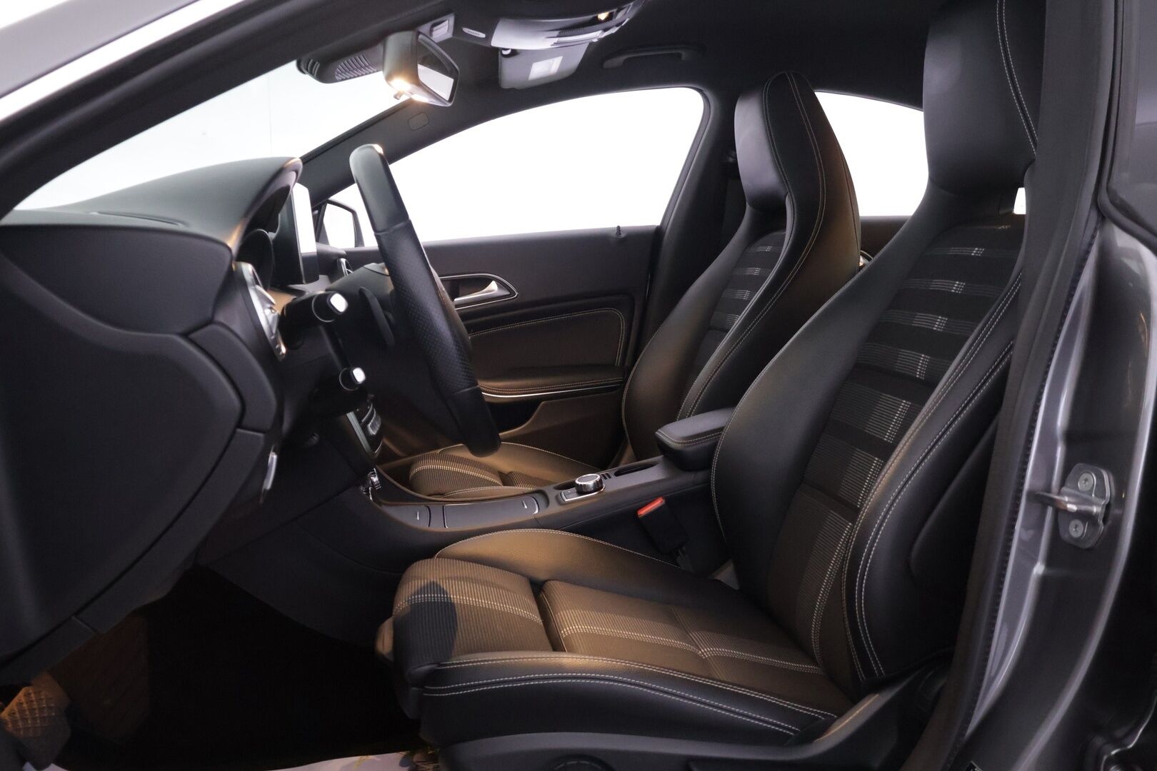 Mercedes-Benz CLA 2019 180 A Star Edition - * Vakionopeudensäädin | P-Kamera | Lohko + SisäP | Bluetooth | LED | 2x Alut *