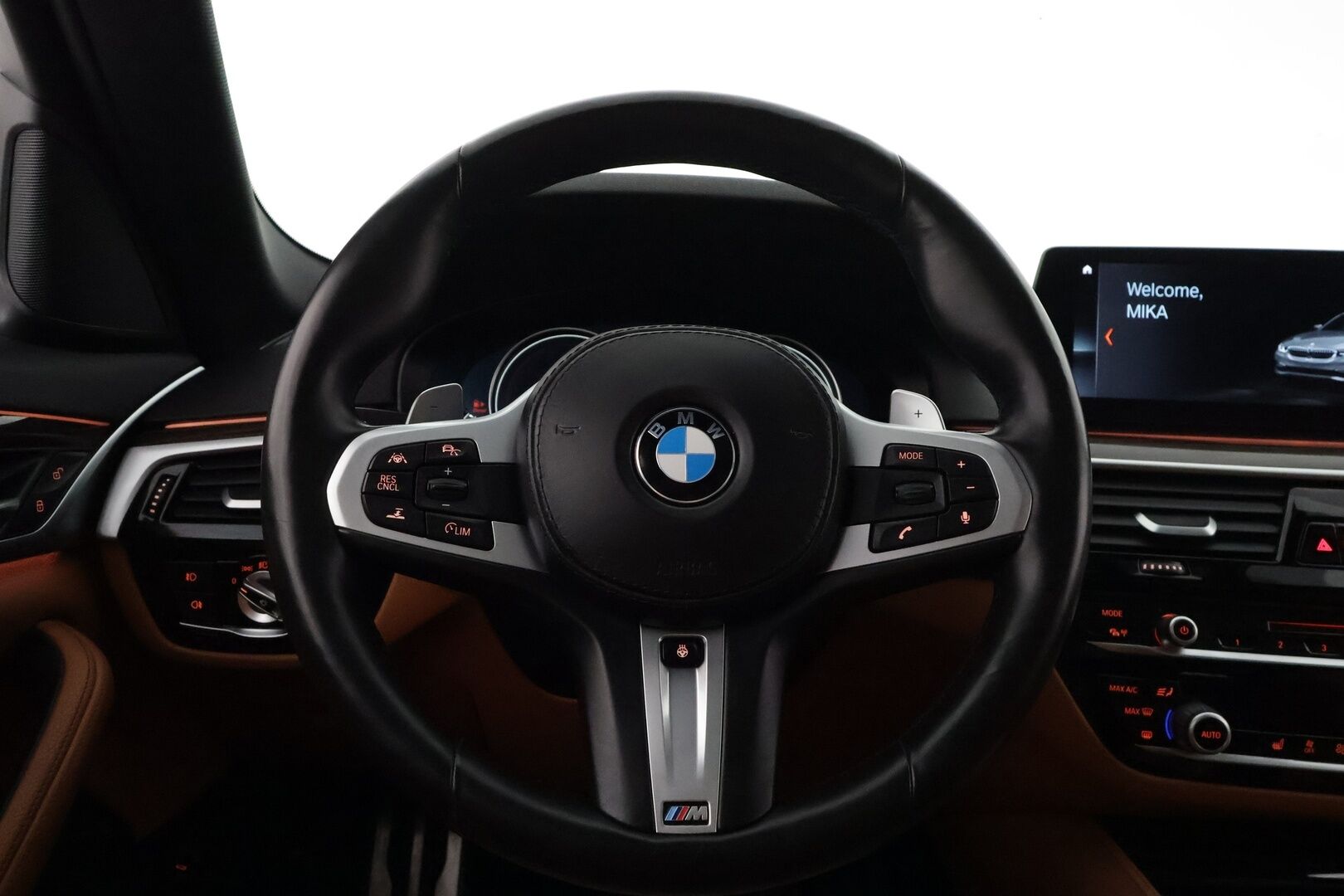 BMW 530 2017 G31 Touring 530d A xDrive Business - 3,99 % KORKOTARJOUS TÄHÄN AUTOON - Panorama / HUD / 360° Kamera / Webasto / Koukku / Sporttinahat /  Adapt. Vakkari / Adapt. LED / Kaistavahti / Navi / KeylessGO / 2x Renkaat