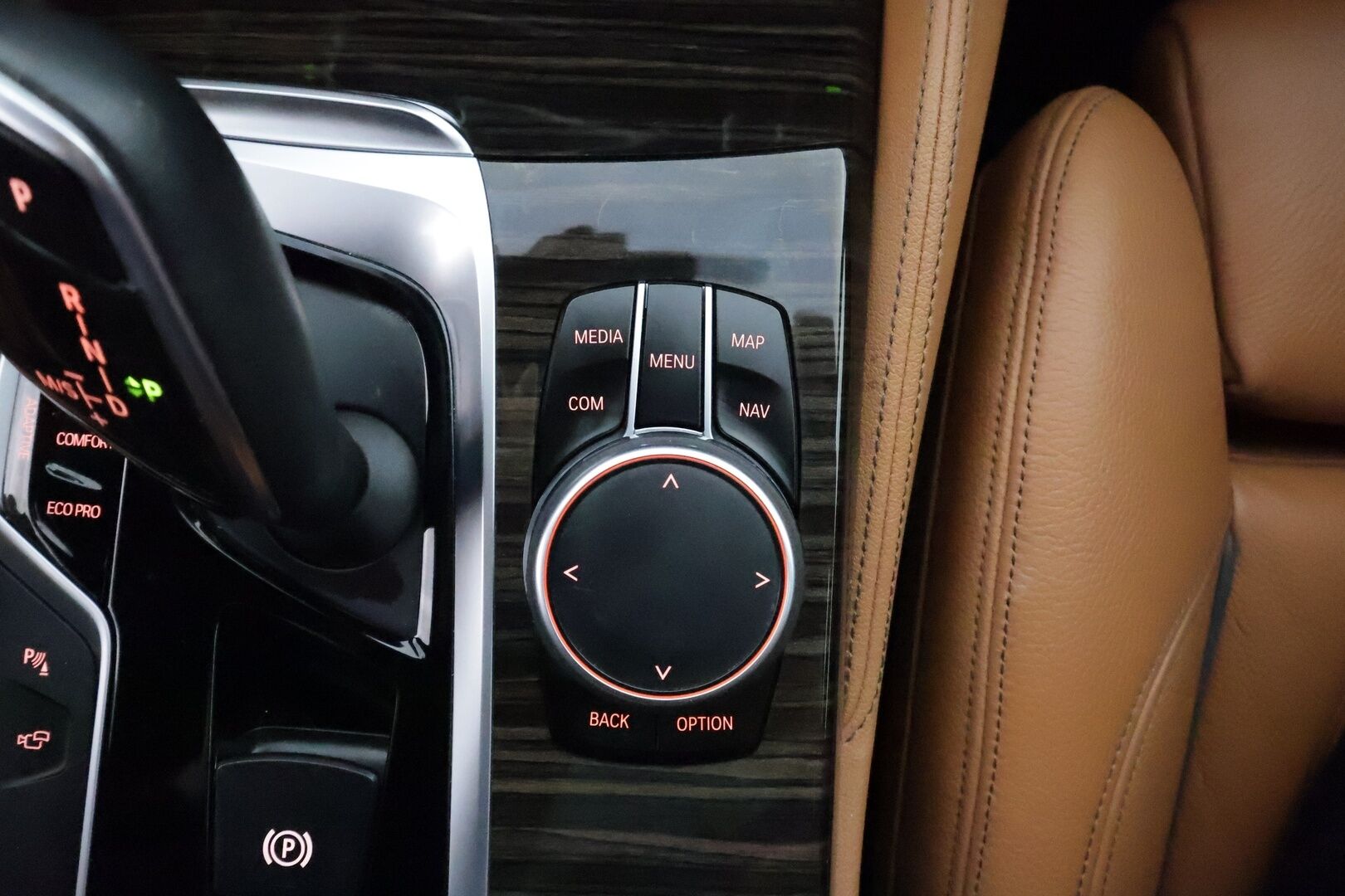 BMW 530 2017 G31 Touring 530d A xDrive Business - 3,99 % KORKOTARJOUS TÄHÄN AUTOON - Panorama / HUD / 360° Kamera / Webasto / Koukku / Sporttinahat /  Adapt. Vakkari / Adapt. LED / Kaistavahti / Navi / KeylessGO / 2x Renkaat
