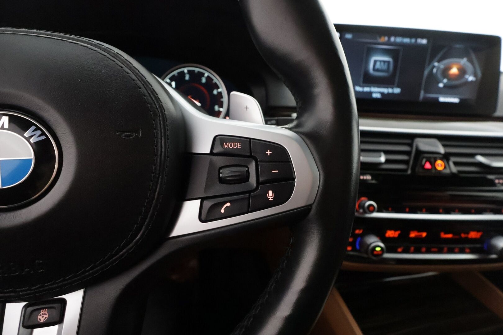BMW 530 2017 G31 Touring 530d A xDrive Business - 3,99 % KORKOTARJOUS TÄHÄN AUTOON - Panorama / HUD / 360° Kamera / Webasto / Koukku / Sporttinahat /  Adapt. Vakkari / Adapt. LED / Kaistavahti / Navi / KeylessGO / 2x Renkaat