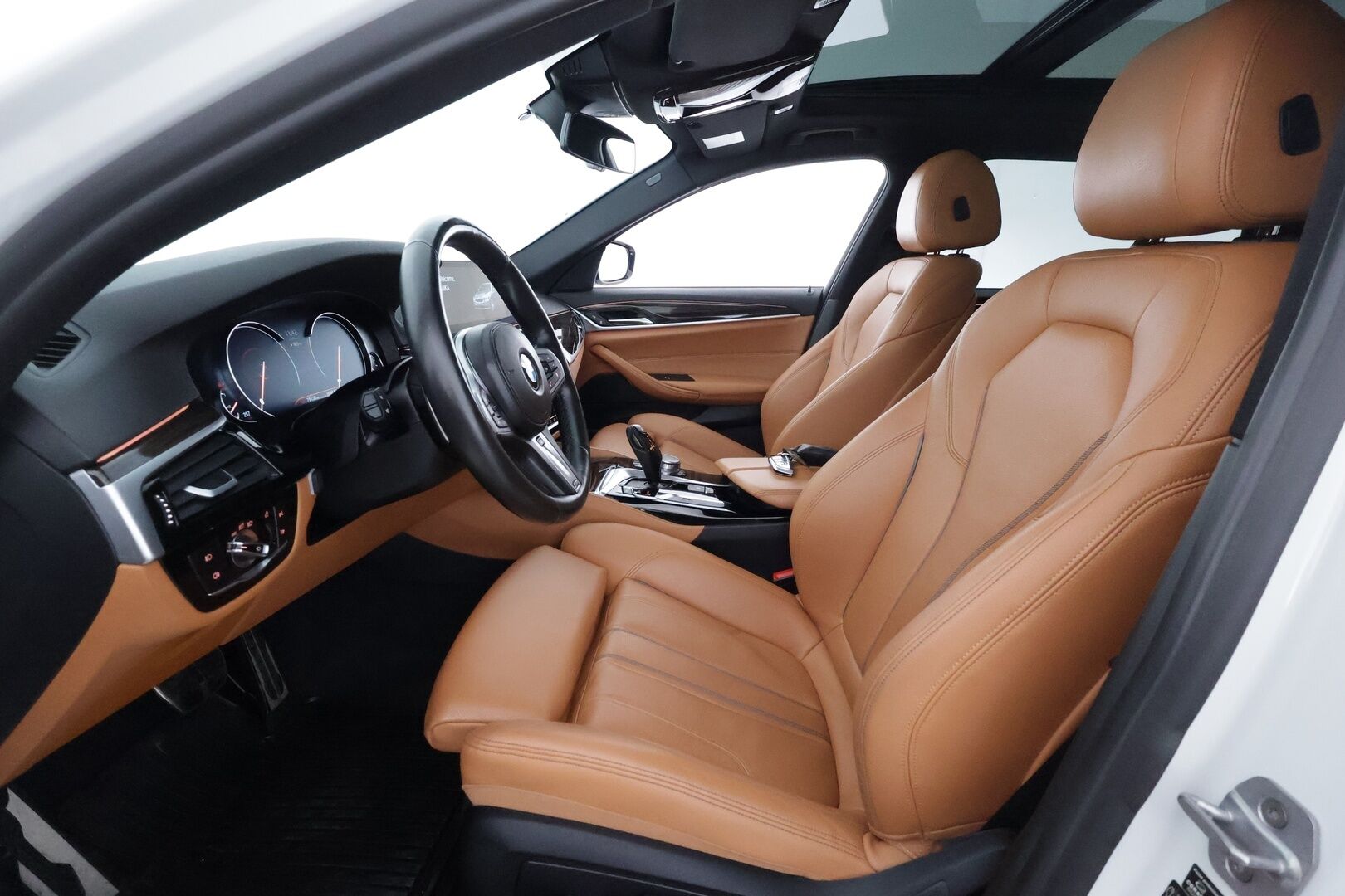 BMW 530 2017 G31 Touring 530d A xDrive Business - 3,99 % KORKOTARJOUS TÄHÄN AUTOON - Panorama / HUD / 360° Kamera / Webasto / Koukku / Sporttinahat /  Adapt. Vakkari / Adapt. LED / Kaistavahti / Navi / KeylessGO / 2x Renkaat