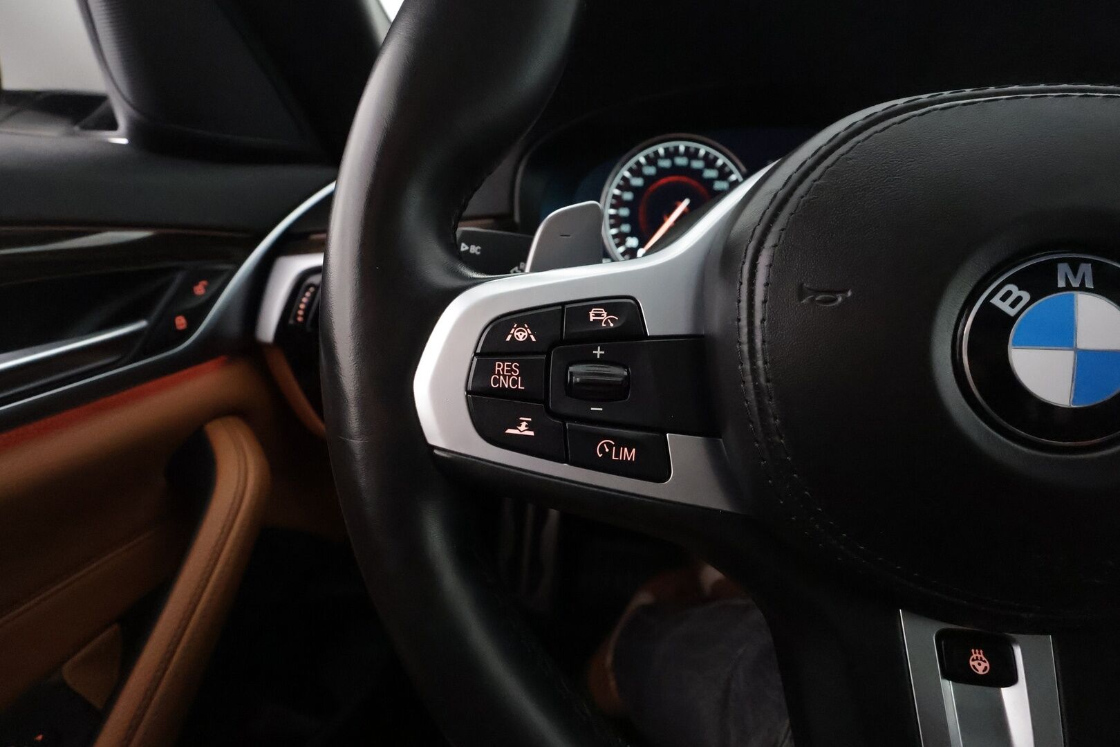 BMW 530 2017 G31 Touring 530d A xDrive Business - 3,99 % KORKOTARJOUS TÄHÄN AUTOON - Panorama / HUD / 360° Kamera / Webasto / Koukku / Sporttinahat /  Adapt. Vakkari / Adapt. LED / Kaistavahti / Navi / KeylessGO / 2x Renkaat