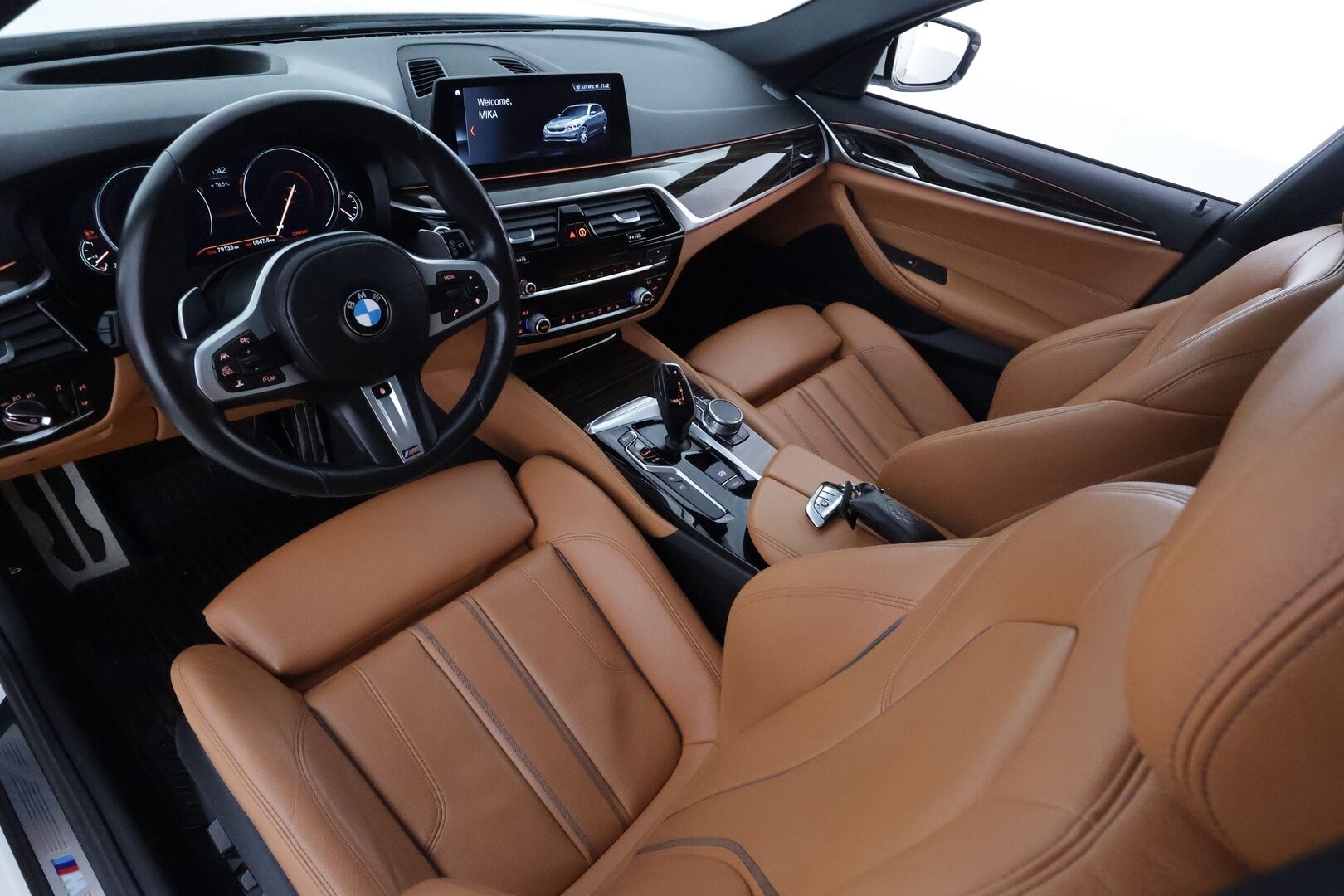 BMW 530 2017 G31 Touring 530d A xDrive Business - 3,99 % KORKOTARJOUS TÄHÄN AUTOON - Panorama / HUD / 360° Kamera / Webasto / Koukku / Sporttinahat /  Adapt. Vakkari / Adapt. LED / Kaistavahti / Navi / KeylessGO / 2x Renkaat
