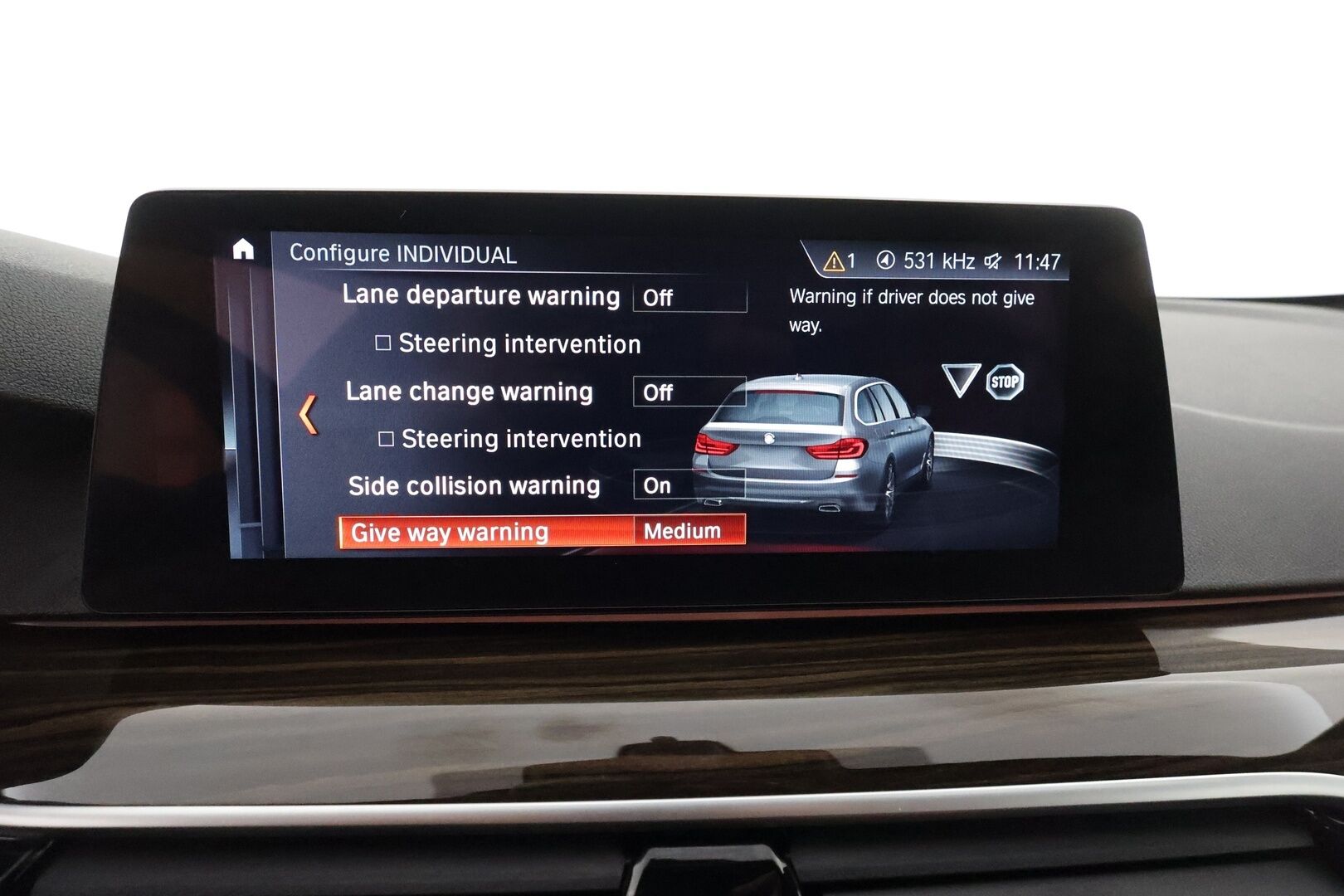 BMW 530 2017 G31 Touring 530d A xDrive Business - 3,99 % KORKOTARJOUS TÄHÄN AUTOON - Panorama / HUD / 360° Kamera / Webasto / Koukku / Sporttinahat /  Adapt. Vakkari / Adapt. LED / Kaistavahti / Navi / KeylessGO / 2x Renkaat