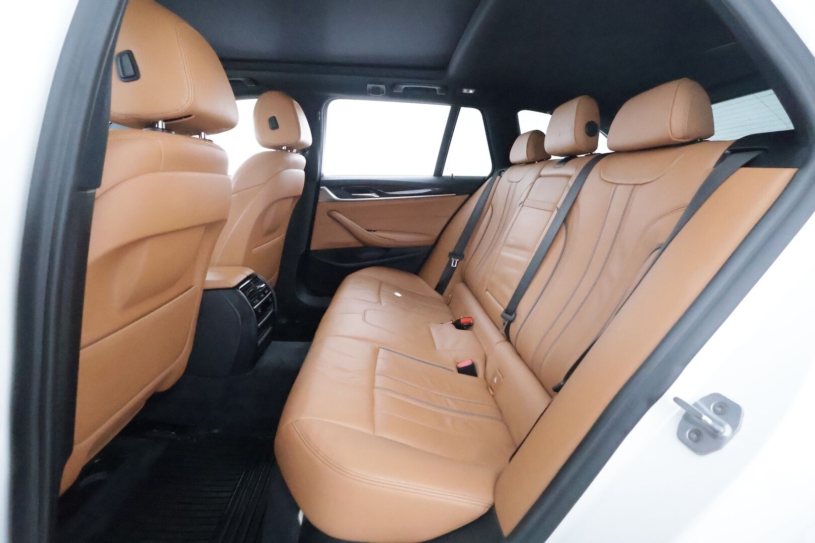 BMW 530 2017 G31 Touring 530d A xDrive Business - 3,99 % KORKOTARJOUS TÄHÄN AUTOON - Panorama / HUD / 360° Kamera / Webasto / Koukku / Sporttinahat /  Adapt. Vakkari / Adapt. LED / Kaistavahti / Navi / KeylessGO / 2x Renkaat
