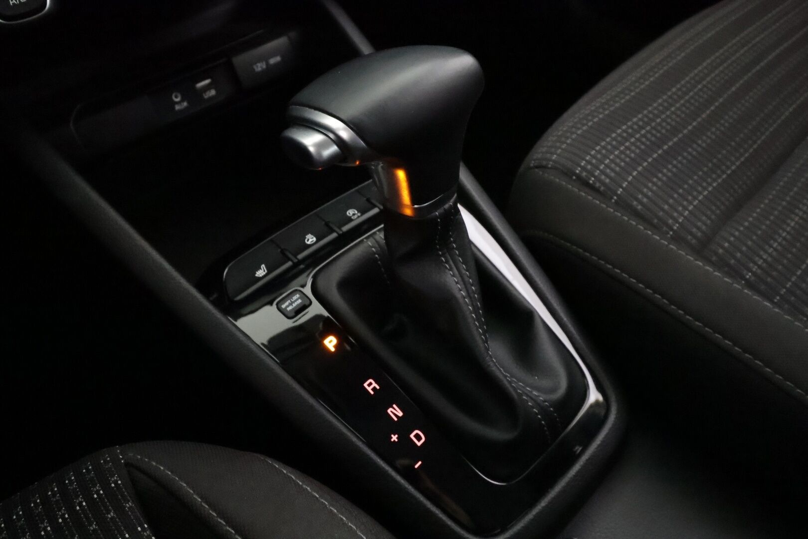 Kia Stonic 2019 1,0 T-GDI ISG 120hv LX DCT EcoDynamics - | Webasto | Vakkari | Lämm. ratti | Apple & Android | Bluetooth | Penkinlämmittimet | Ilmastointi | Huoltokirja | 2x renkaat | 