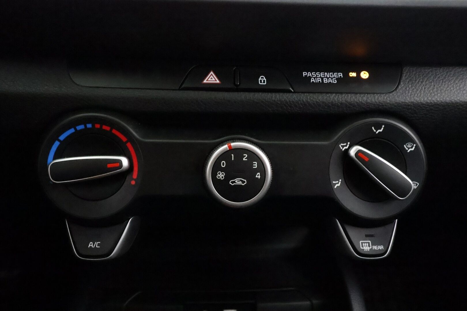 Kia Stonic 2019 1,0 T-GDI ISG 120hv LX DCT EcoDynamics - | Webasto | Vakkari | Lämm. ratti | Apple & Android | Bluetooth | Penkinlämmittimet | Ilmastointi | Huoltokirja | 2x renkaat | 