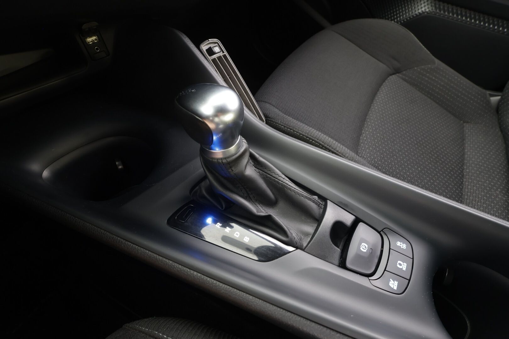 Toyota C-HR 2019 1,8 Hybrid Active Edition - | ACC | Koukku | Lohko+Sisä | P.Kamera | Navi | LED-lisä | Kaistavahti | Keyless | Suomi-auto | Kahdet renkaat aluvanteilla | Merkkihuollettu | 