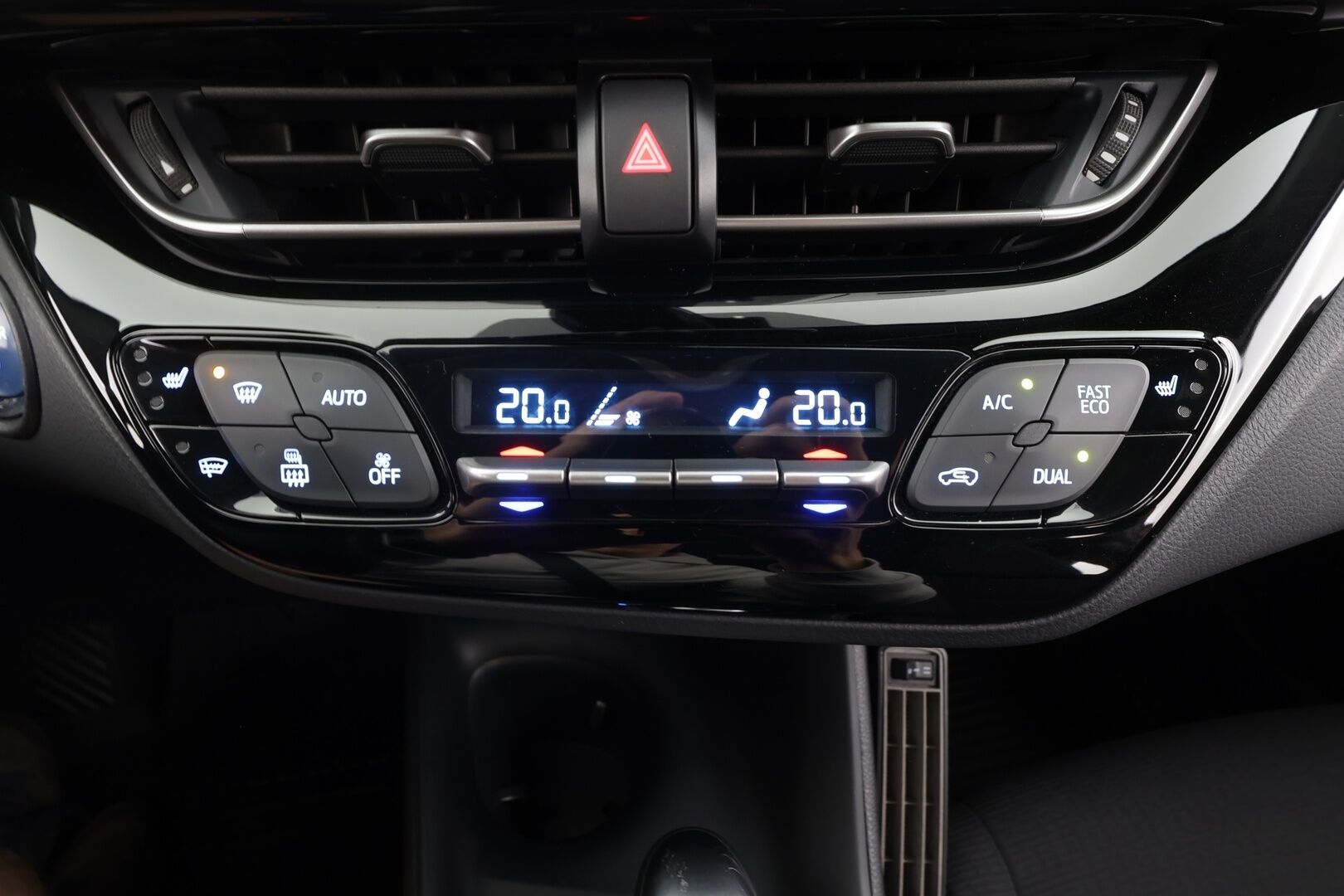 Toyota C-HR 2019 1,8 Hybrid Active Edition - | ACC | Koukku | Lohko+Sisä | P.Kamera | Navi | LED-lisä | Kaistavahti | Keyless | Suomi-auto | Kahdet renkaat aluvanteilla | Merkkihuollettu | 