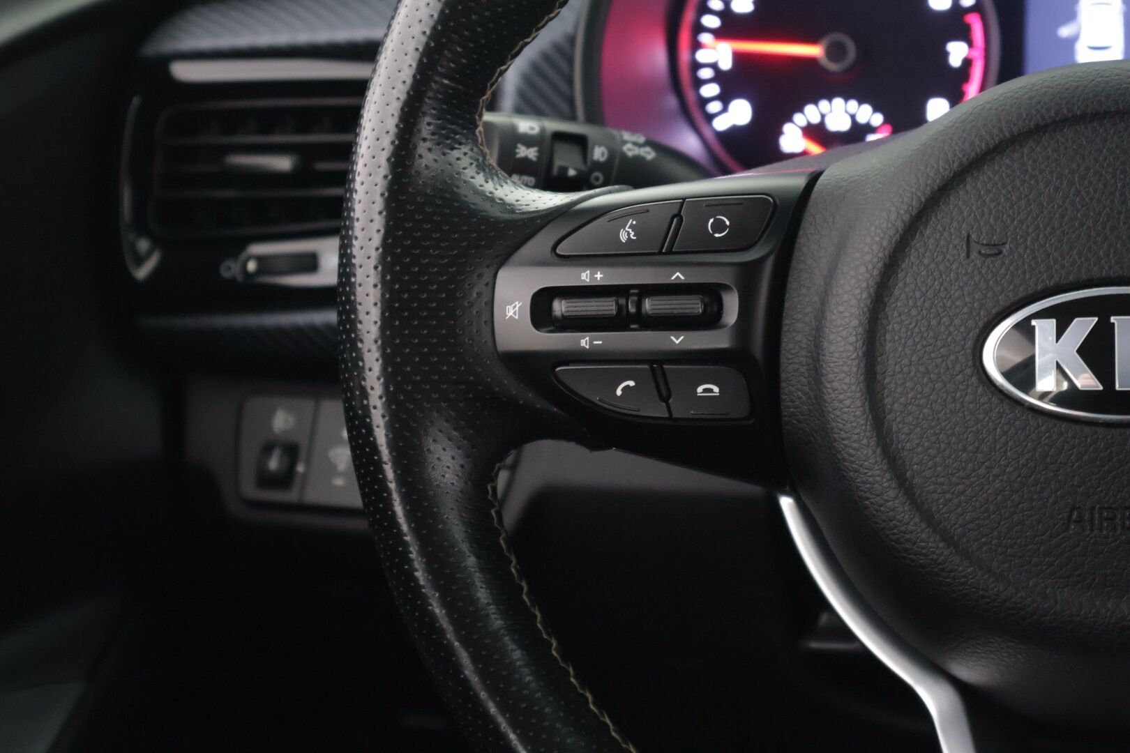 Kia Rio 2019 1,0 T-GDI ISG 120hv GT-Line DCT EcoDynamics - Vakkari / P-kamera / Kaistavahti / Puolinahka Sporttipenkit / Ratinlämmitin / 2x Renkaat Aluvanteilla / Apple&Android