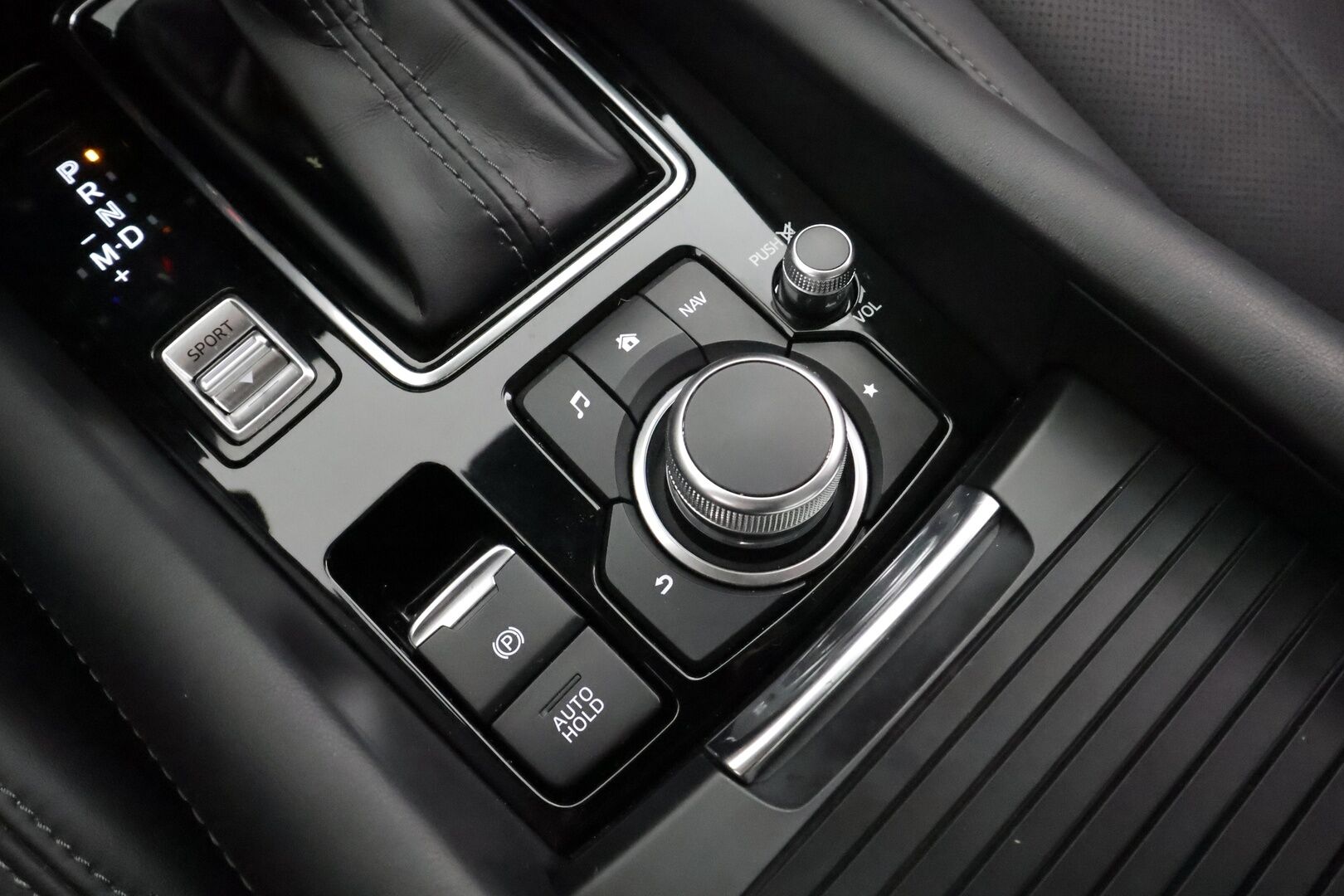 Mazda Mazda6 2019 Sedan 2,5 (194) SKYACTIV-G Luxury Business 6AT  * ACC / 360° / LED / Navi / Muistipenkki / Bose / Lohko+Sisä * - Ilmastoidut nahat / KeylessGo / HUD / Kahdet renkaat aluvanteilla / Merkkihuollettu