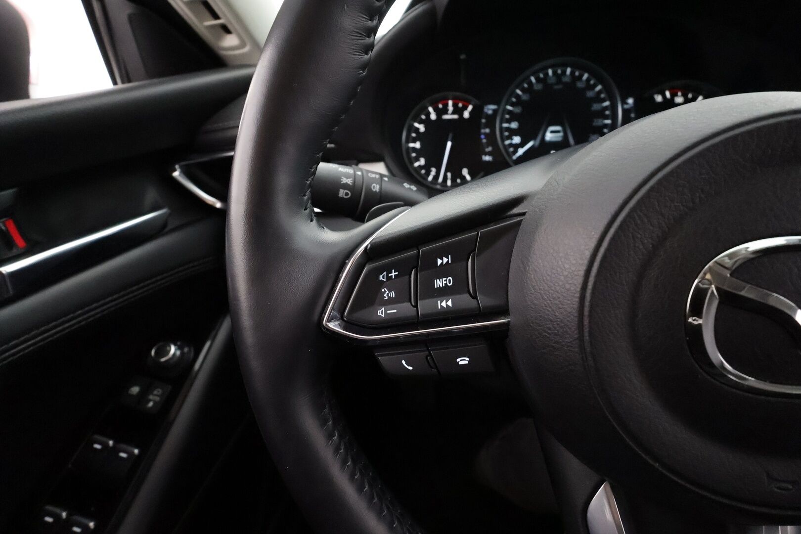 Mazda Mazda6 2019 Sedan 2,5 (194) SKYACTIV-G Luxury Business 6AT  * ACC / 360° / LED / Navi / Muistipenkki / Bose / Lohko+Sisä * - Ilmastoidut nahat / KeylessGo / HUD / Kahdet renkaat aluvanteilla / Merkkihuollettu