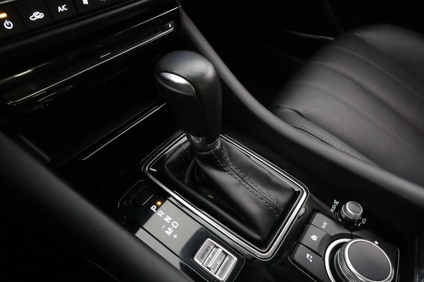 Mazda Mazda6 2019 Sedan 2,5 (194) SKYACTIV-G Luxury Business 6AT  * ACC / 360° / LED / Navi / Muistipenkki / Bose / Lohko+Sisä * - Ilmastoidut nahat / KeylessGo / HUD / Kahdet renkaat aluvanteilla / Merkkihuollettu