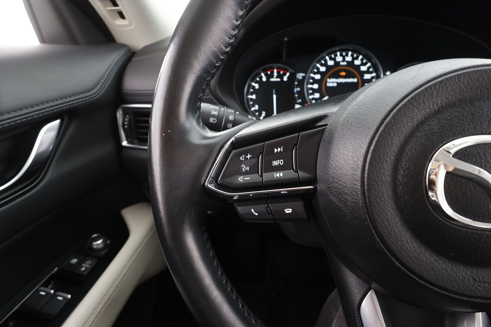 Mazda CX-5 2019 2,5 SKYACTIV-G AWD Luxury 6AT FR2 Vaalea nahkaverhoilu - | Bose | 360 | Webasto | ACC | Ilmastoitu Muistipenkki | LED | Kaistavahti | Katveavustin | Navi | Keyless | Suomi-auto | Kahdet renkaat |