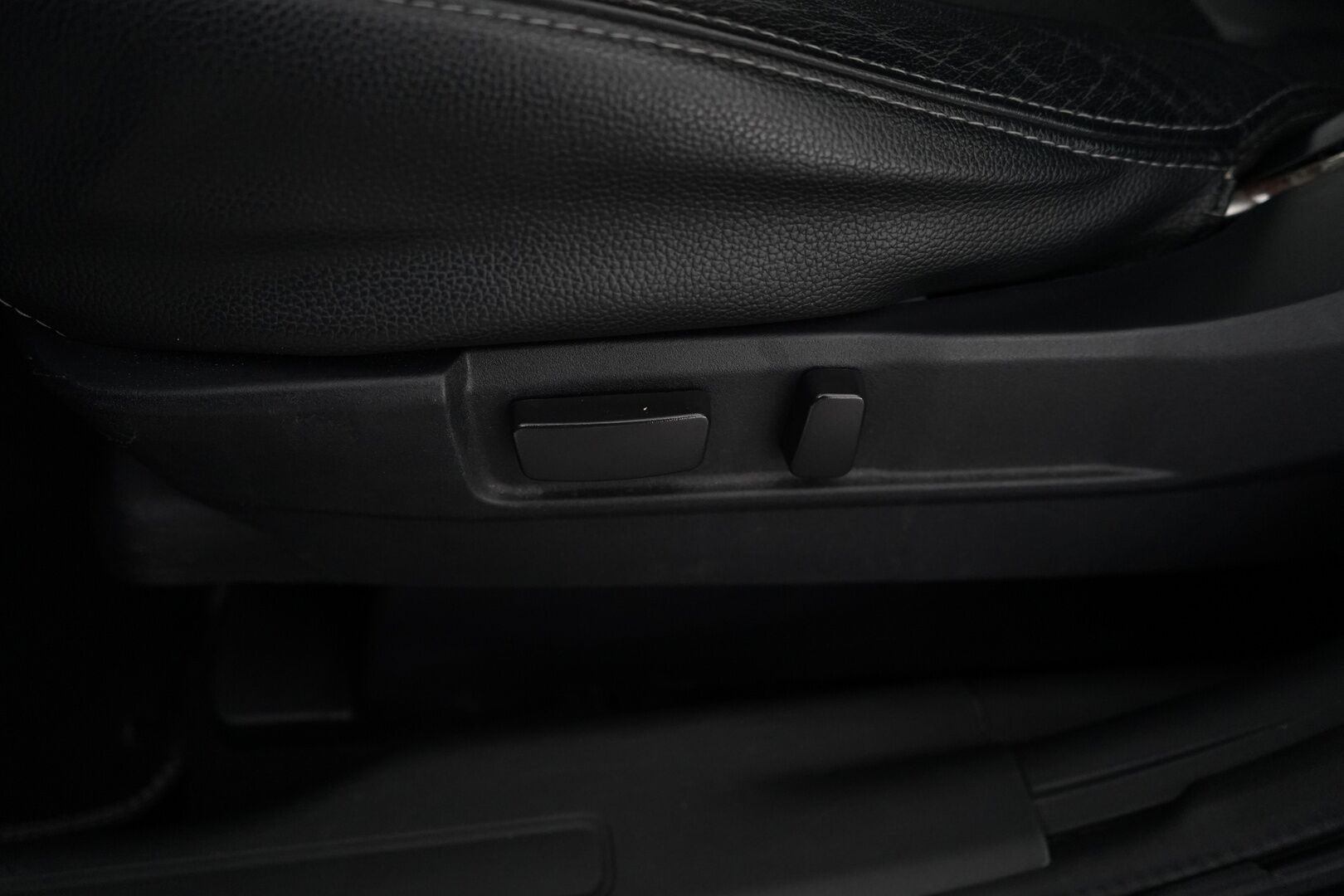 Mitsubishi Outlander PHEV 2014 ACC / Nahat / Kamera / Rockford / Kattoluukku / Koukku / S.penkki* - YritysOutlet - Myydään vain yrityksille - – Tämä auto myydään YritysOutlet -valikoimasta vain yritykselle