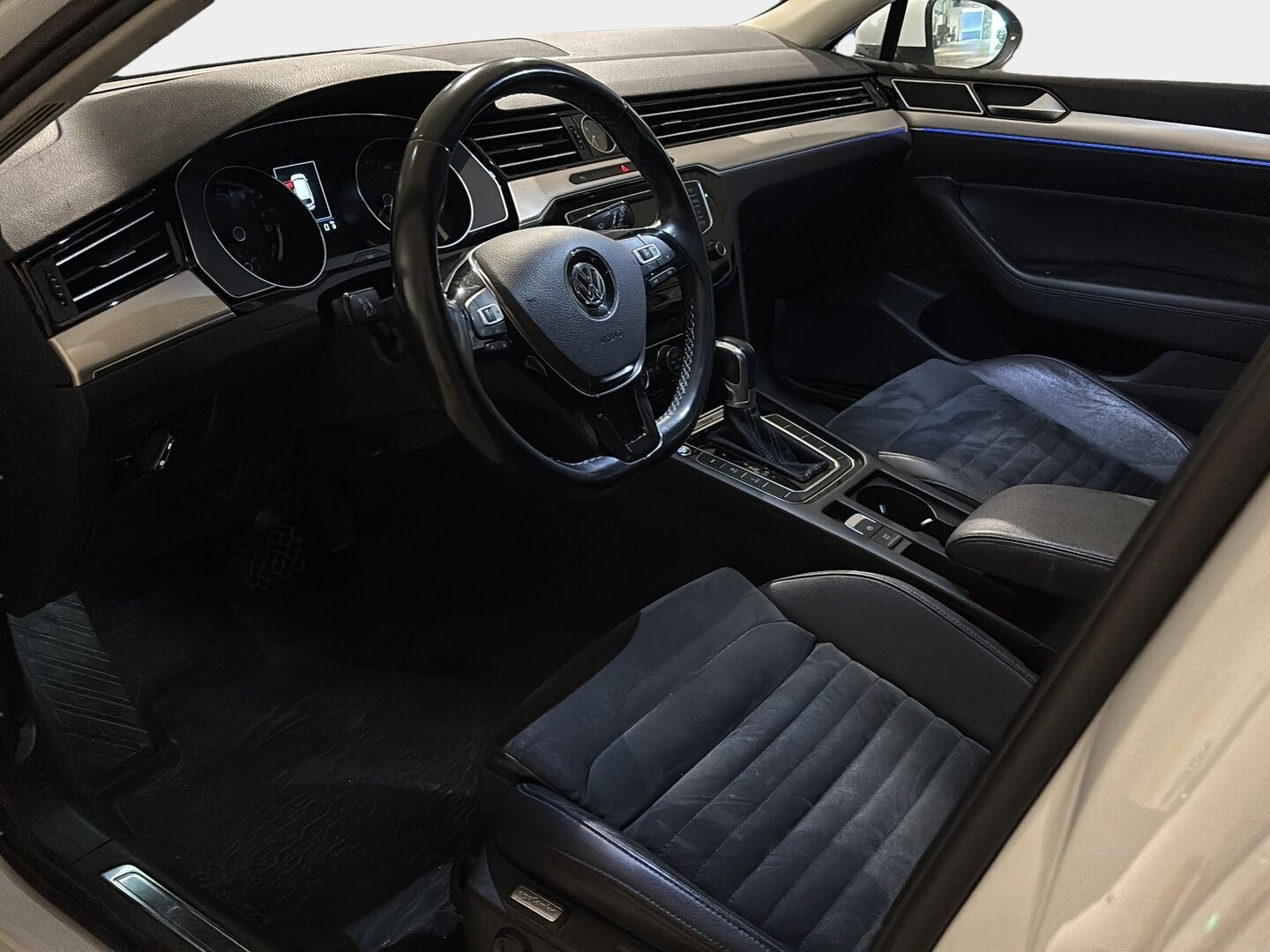 Volkswagen Passat 2017 Variant GTE Plug-In Hybrid 160 kW (218 hv) DSG-automaatti - | ACC | Keyless Go | Nahka-alcantara | Hyvä huoltohistoria | P.kamera | Vetokoukku | Ambient | Navi | 3-Alue ilmastonti | Akustiikka lasit |