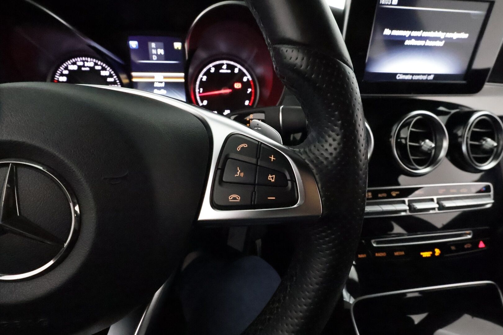 Mercedes-Benz C 2016 C 180 A AMG Premium Edition *Night-paketti / LED High Performance / Vakkari / Nahkasisusta / P.tutkat / Lohkolämmitin* - Alkuperäinen kattoboksi! 