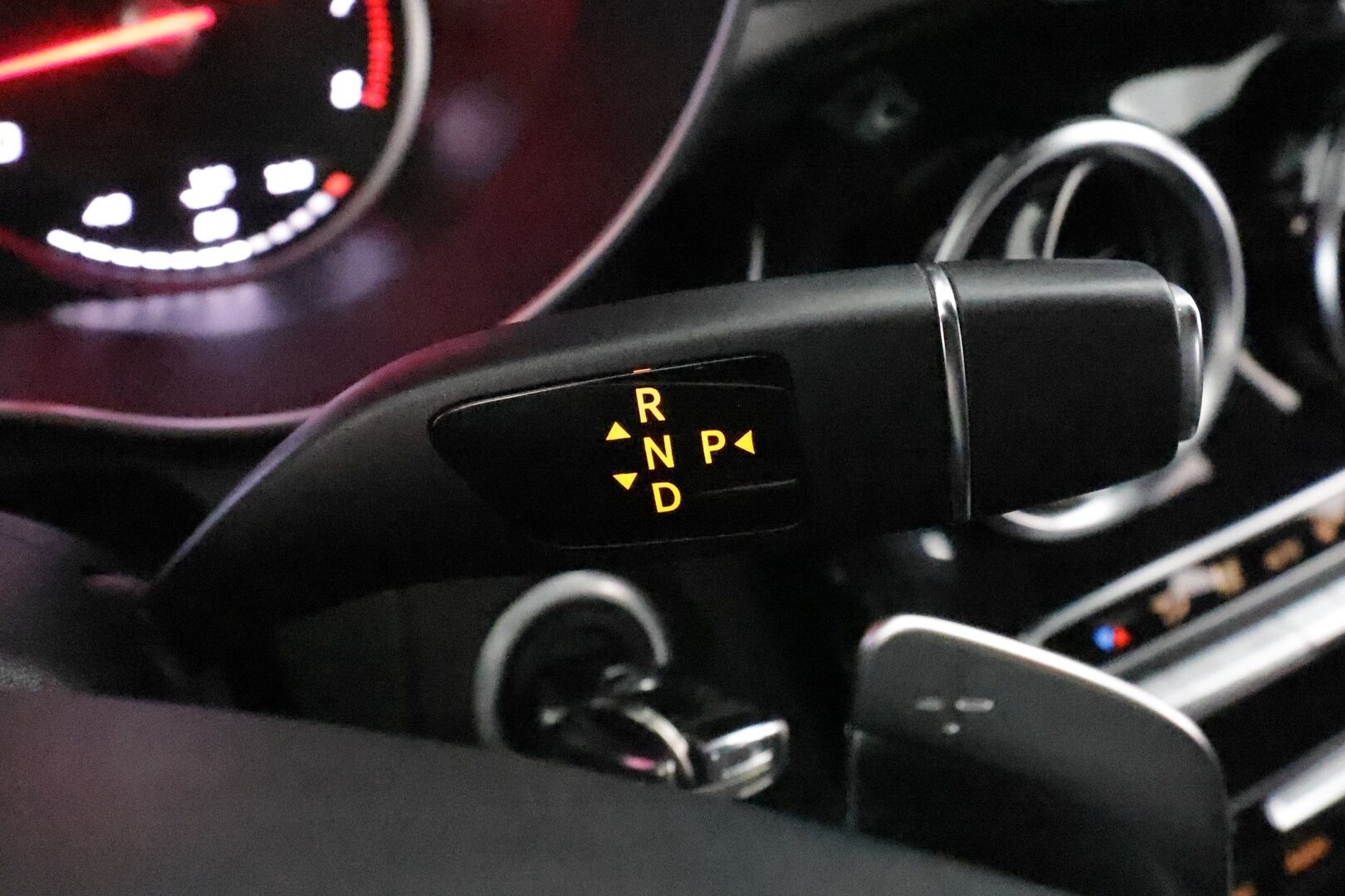 Mercedes-Benz C 2016 C 180 A AMG Premium Edition *Night-paketti / LED High Performance / Vakkari / Nahkasisusta / P.tutkat / Lohkolämmitin* - Alkuperäinen kattoboksi! 