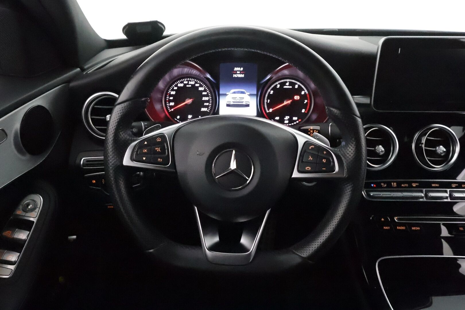 Mercedes-Benz C 2016 C 180 A AMG Premium Edition *Night-paketti / LED High Performance / Vakkari / Nahkasisusta / P.tutkat / Lohkolämmitin* - Alkuperäinen kattoboksi! 