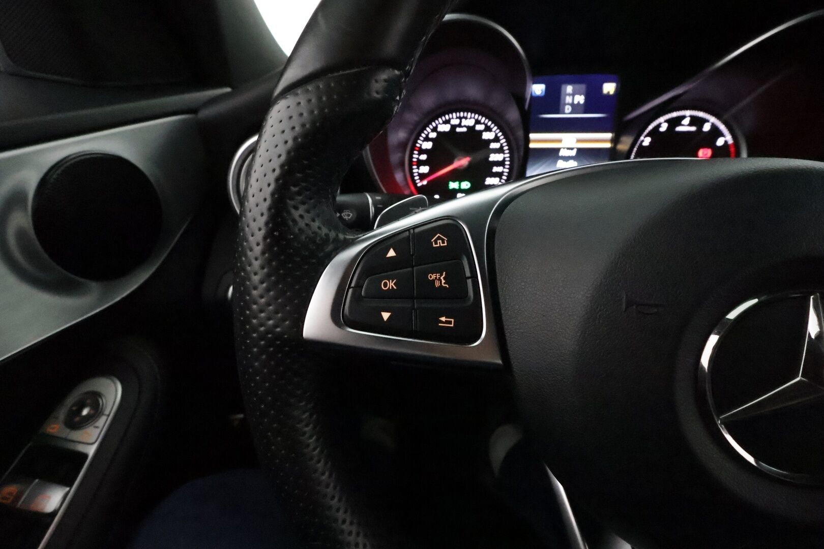 Mercedes-Benz C 2016 C 180 A AMG Premium Edition *Night-paketti / LED High Performance / Vakkari / Nahkasisusta / P.tutkat / Lohkolämmitin* - Alkuperäinen kattoboksi! 