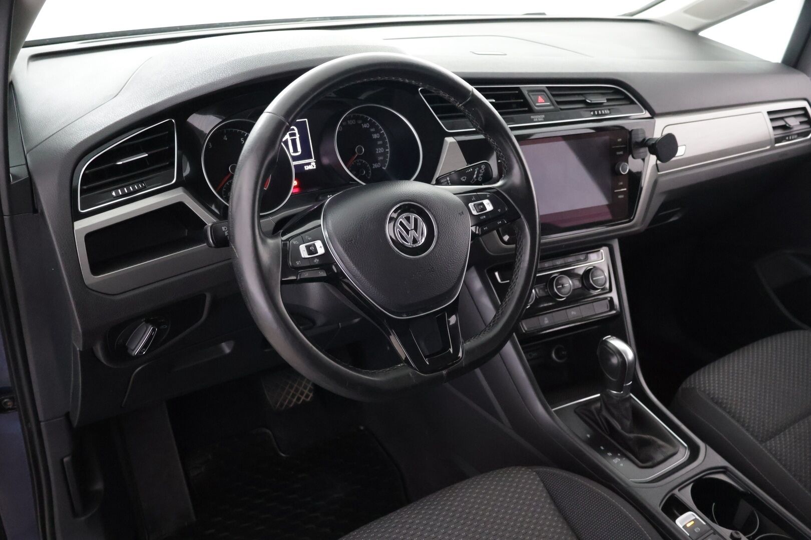 Volkswagen Touran 2019 Comfortline 1,5 TSI EVO 110 kW (150 hv) DSG-automaatti - ACC | 7-paikkainen | Juuri huollettu | Hihna 02/25 | Polttoainekäyttöinen lisälämmitin kaukosäätimellä | Apple CarPlay & Android Auto | Pysäköintitutkat edessä ja takana