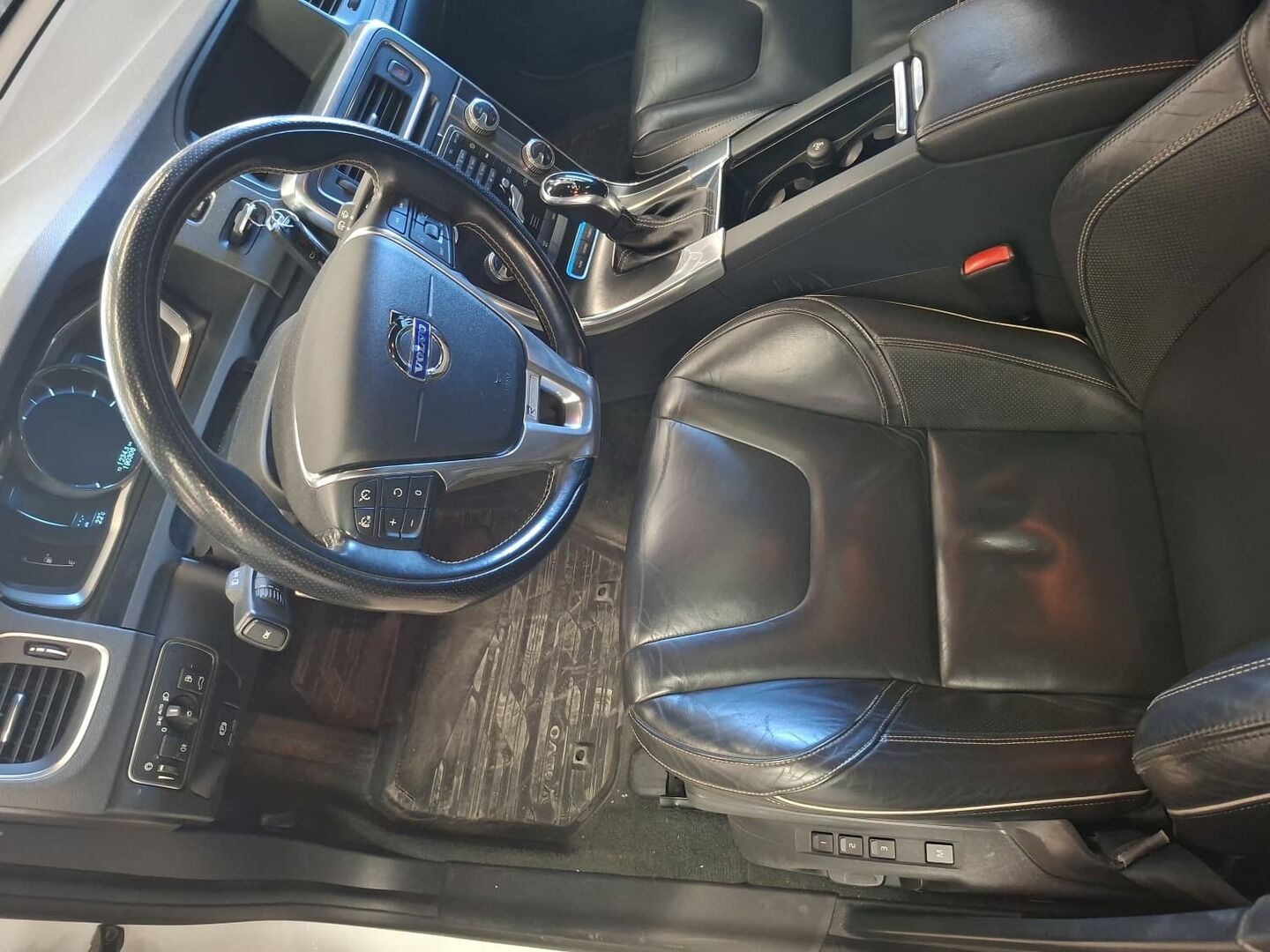 Volvo V60 2014 D6 AWD R-Design plug in hybrid aut * Vakionopeudensäädin / Kattoluukku / Nahkapenkit sähkösäädöillä * - * Webasto / Hyvä huoltohistoria / Vetokoukku * - HULLUT AVAJAISHULINAT KORKOTARJOUS 3,29 %