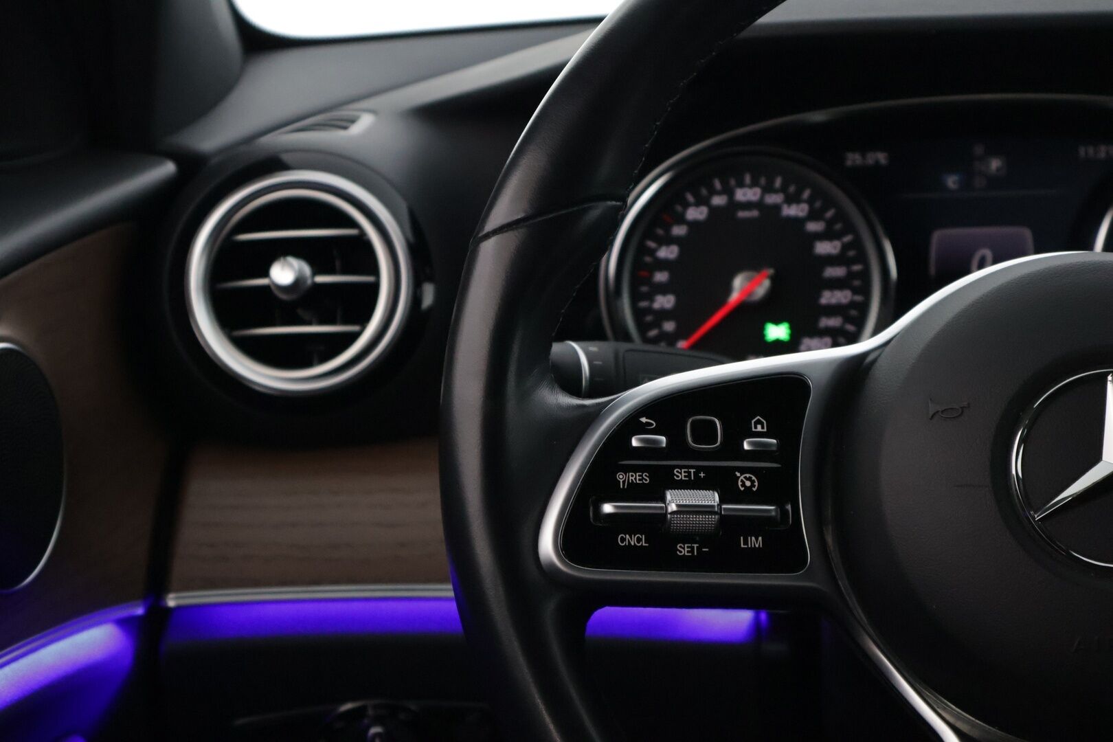 Mercedes-Benz E 2019 200 d A Business * Sport Nahat / P-Kamera / Lohkolämmitin / Musta Sisäkatto / Navi * - 3,99 % KORKOTARJOUS TÄHÄN AUTOON - * Kovilla varusteilla ja todella vähän ajettu Suomi-Auto! *