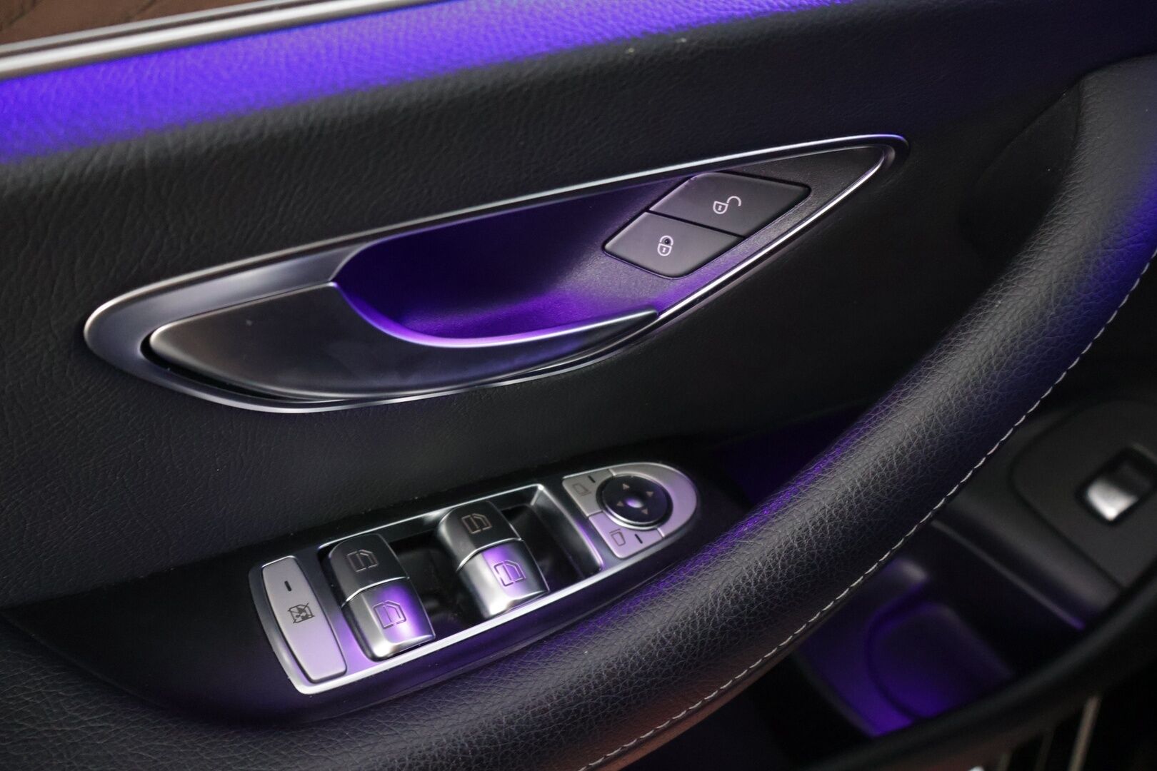 Mercedes-Benz E 2019 200 d A Business * Sport Nahat / P-Kamera / Lohkolämmitin / Musta Sisäkatto / Navi * - 3,99 % KORKOTARJOUS TÄHÄN AUTOON - * Kovilla varusteilla ja todella vähän ajettu Suomi-Auto! *