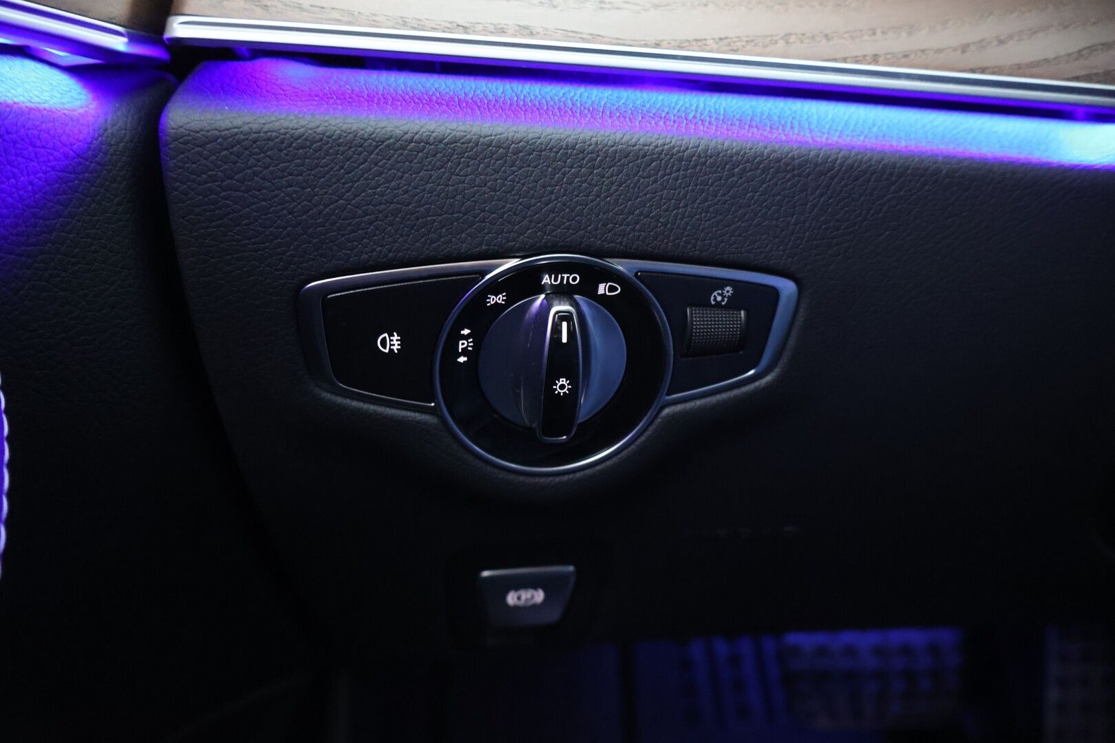 Mercedes-Benz E 2019 200 d A Business * Nahkasisusta / P-Kamera / Lohkolämmitin / Navi * - 3,99 % KORKOTARJOUS TÄHÄN AUTOON - * Suomi-auto / 2x Renkaat / Vähän ajettu *