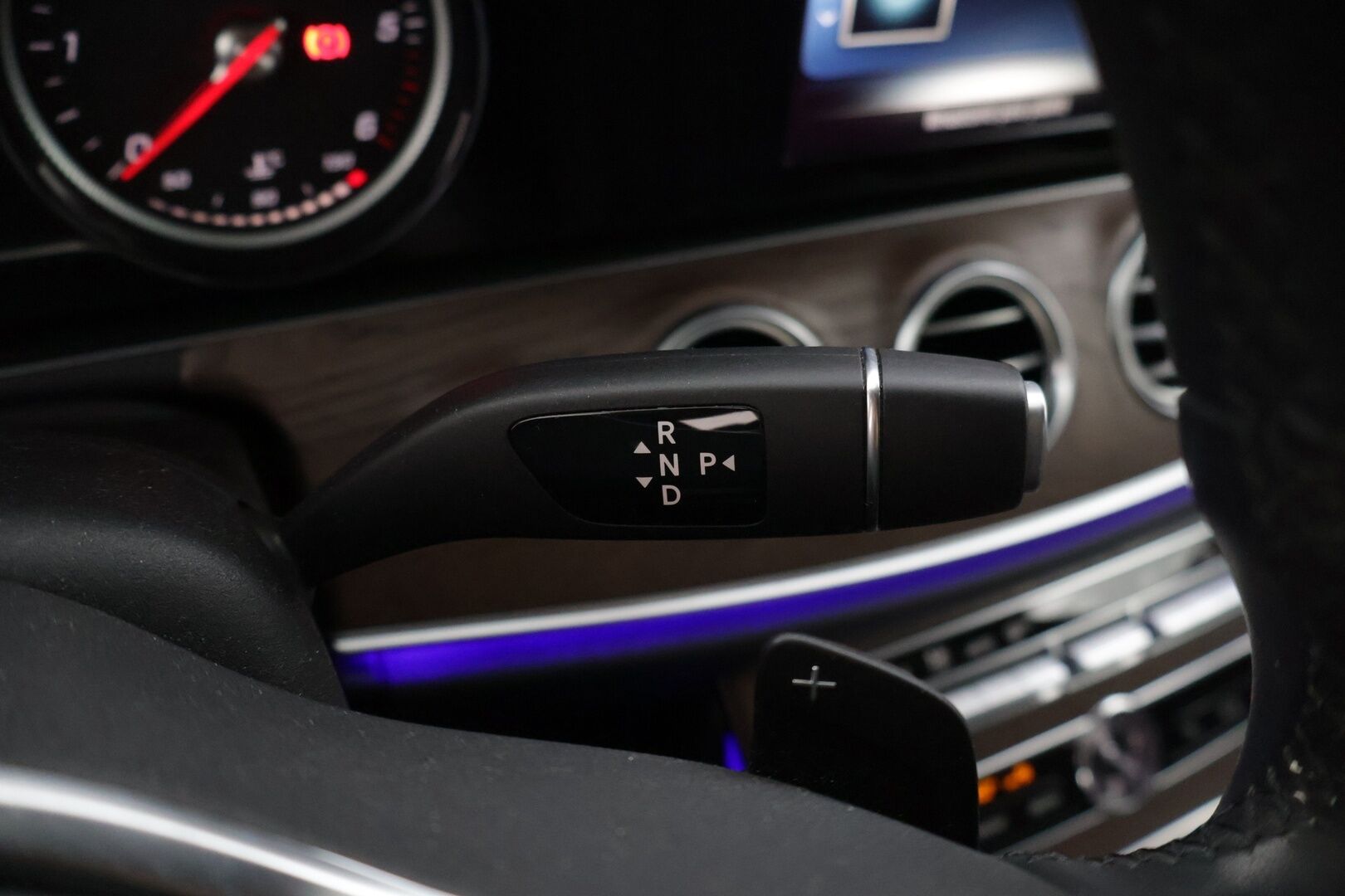 Mercedes-Benz E 2019 200 d A Business * Sport Nahat / P-Kamera / Lohkolämmitin / Musta Sisäkatto / Navi * - 3,99 % KORKOTARJOUS TÄHÄN AUTOON - * Kovilla varusteilla ja todella vähän ajettu Suomi-Auto! *