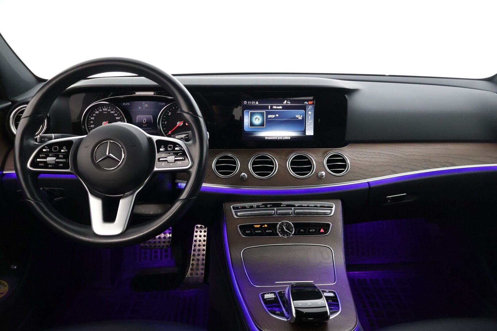 Mercedes-Benz E 2019 200 d A Business * Sport Nahat / P-Kamera / Lohkolämmitin / Musta Sisäkatto / Navi * - 3,99 % KORKOTARJOUS TÄHÄN AUTOON - * Kovilla varusteilla ja todella vähän ajettu Suomi-Auto! *