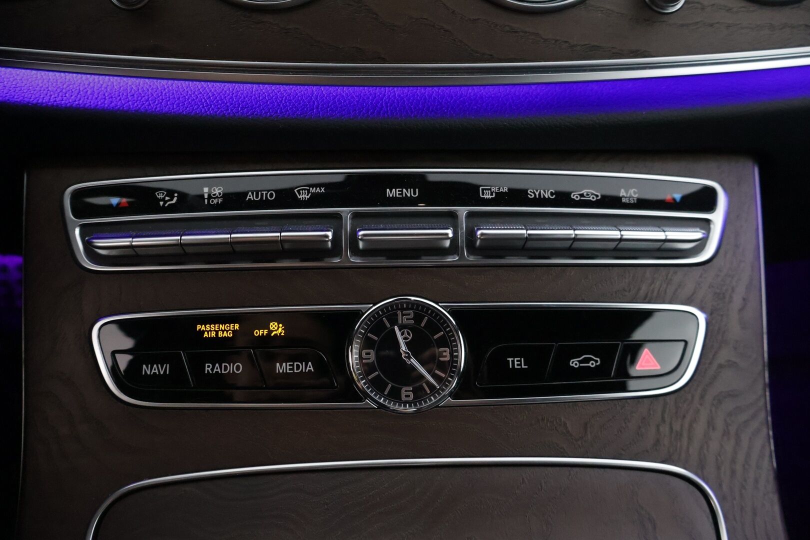 Mercedes-Benz E 2019 200 d A Business * Sport Nahat / P-Kamera / Lohkolämmitin / Musta Sisäkatto / Navi * - 3,99 % KORKOTARJOUS TÄHÄN AUTOON - * Kovilla varusteilla ja todella vähän ajettu Suomi-Auto! *