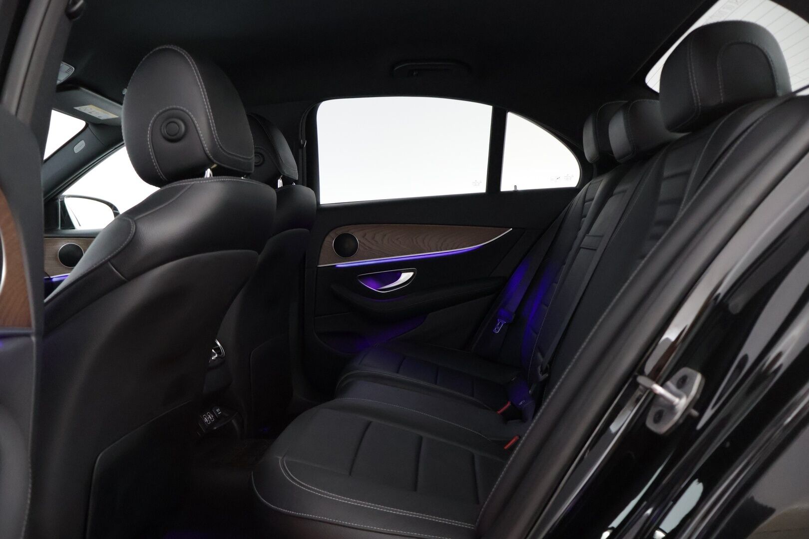 Mercedes-Benz E 2019 200 d A Business * Sport Nahat / P-Kamera / Lohkolämmitin / Musta Sisäkatto / Navi * - 3,99 % KORKOTARJOUS TÄHÄN AUTOON - * Kovilla varusteilla ja todella vähän ajettu Suomi-Auto! *