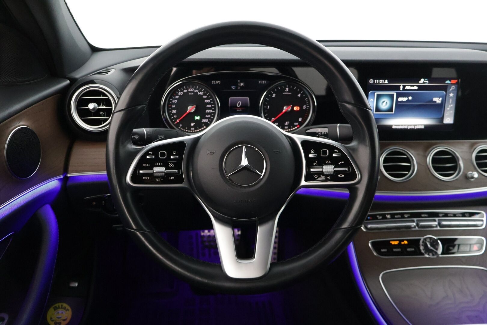 Mercedes-Benz E 2019 200 d A Business * Sport Nahat / P-Kamera / Lohkolämmitin / Musta Sisäkatto / Navi * - 3,99 % KORKOTARJOUS TÄHÄN AUTOON - * Kovilla varusteilla ja todella vähän ajettu Suomi-Auto! *